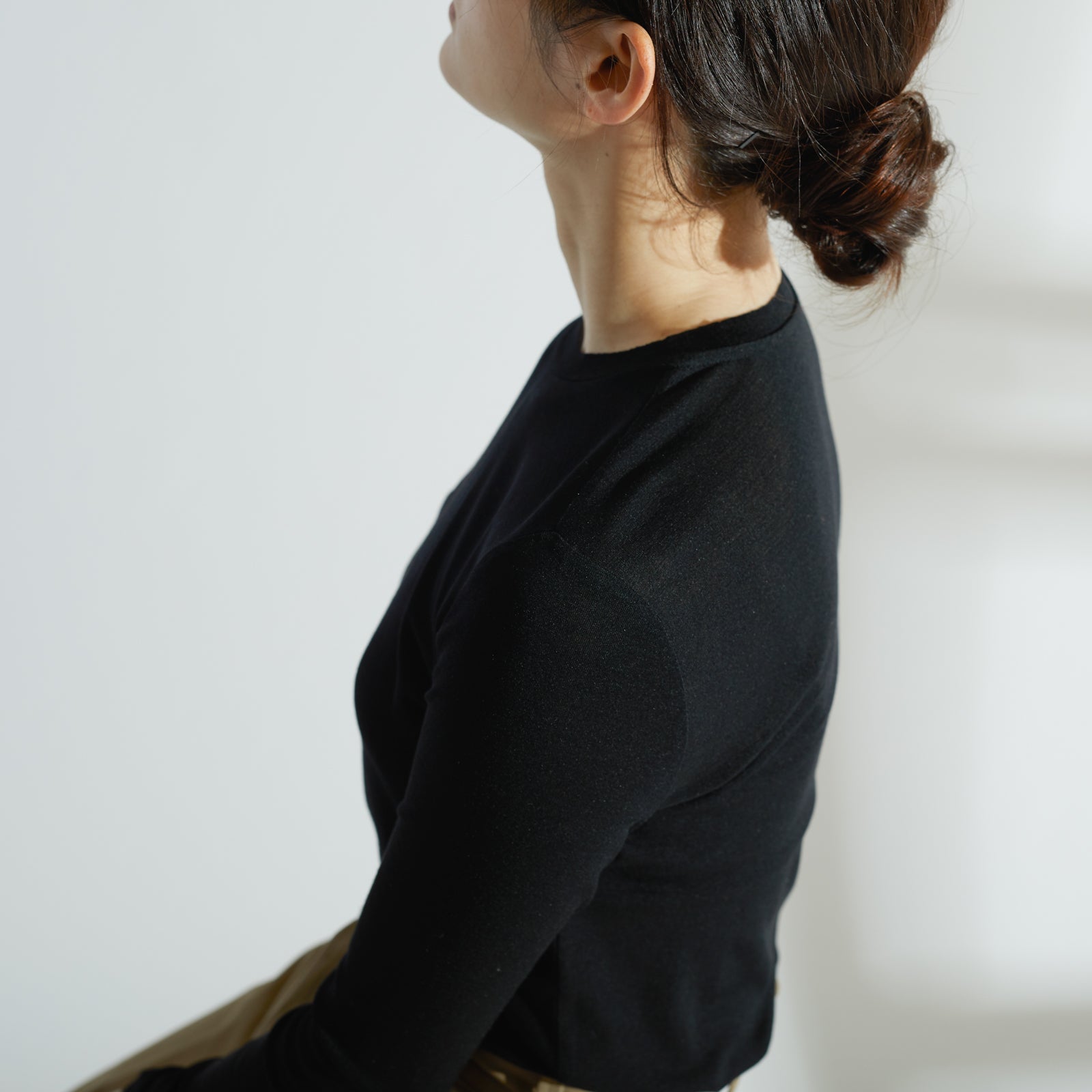 シルク100%クルーネックロングスリーブ, ブラックのモデル着用イメージ(横)