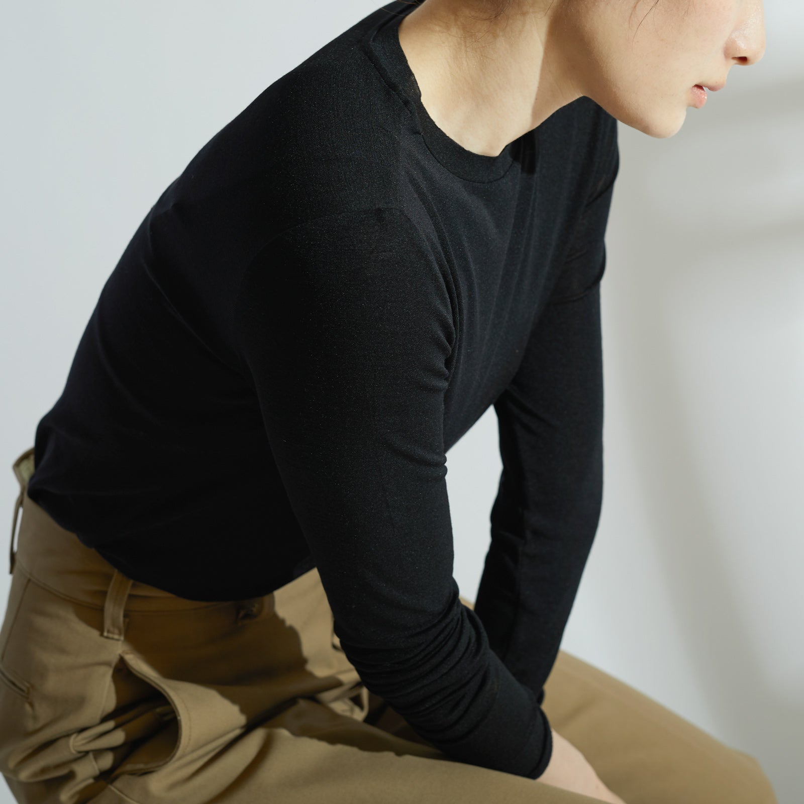 シルク100%クルーネックロングスリーブ, ブラックのモデル着用イメージ(横3)