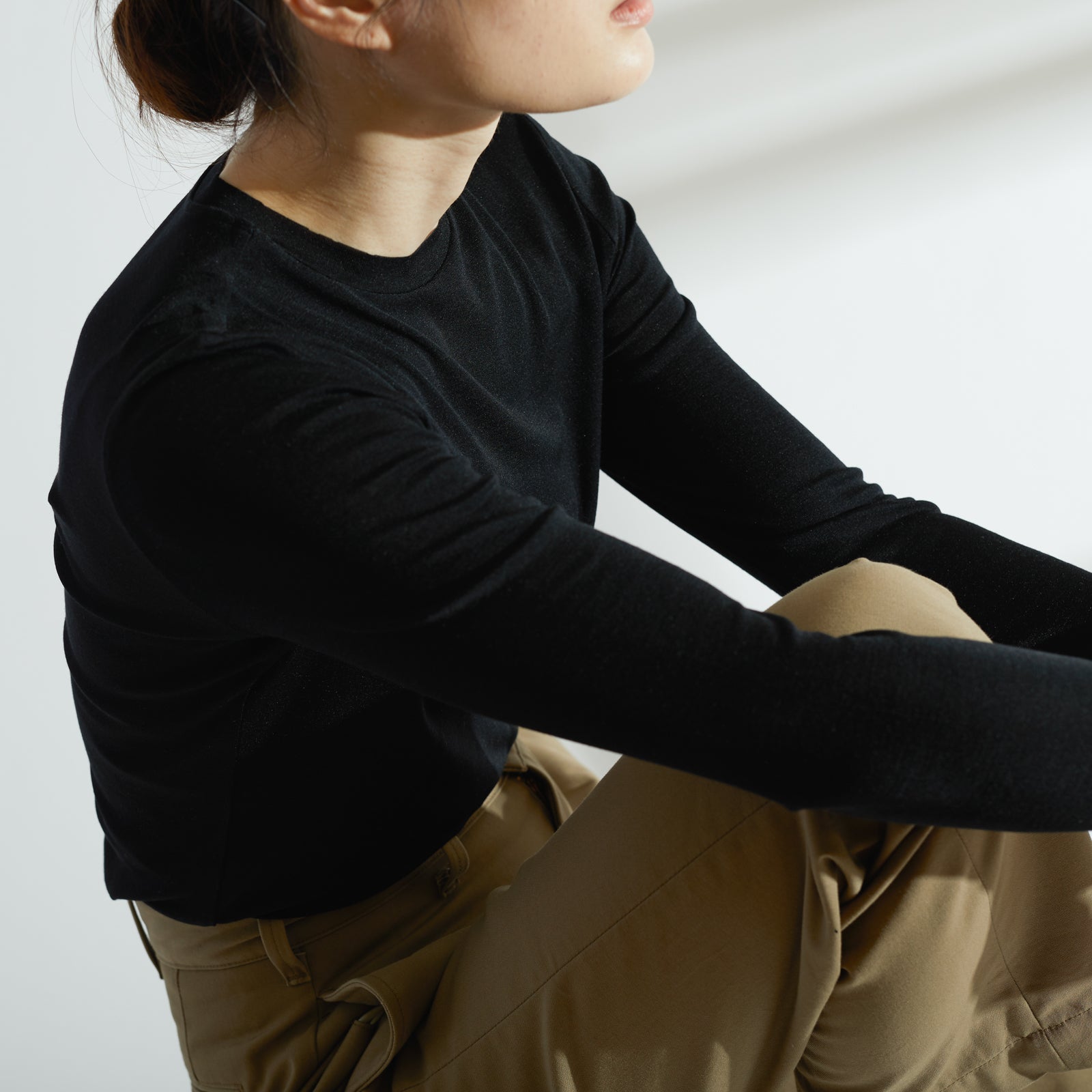 シルク100%クルーネックロングスリーブ, ブラックのモデル着用イメージ(横2)