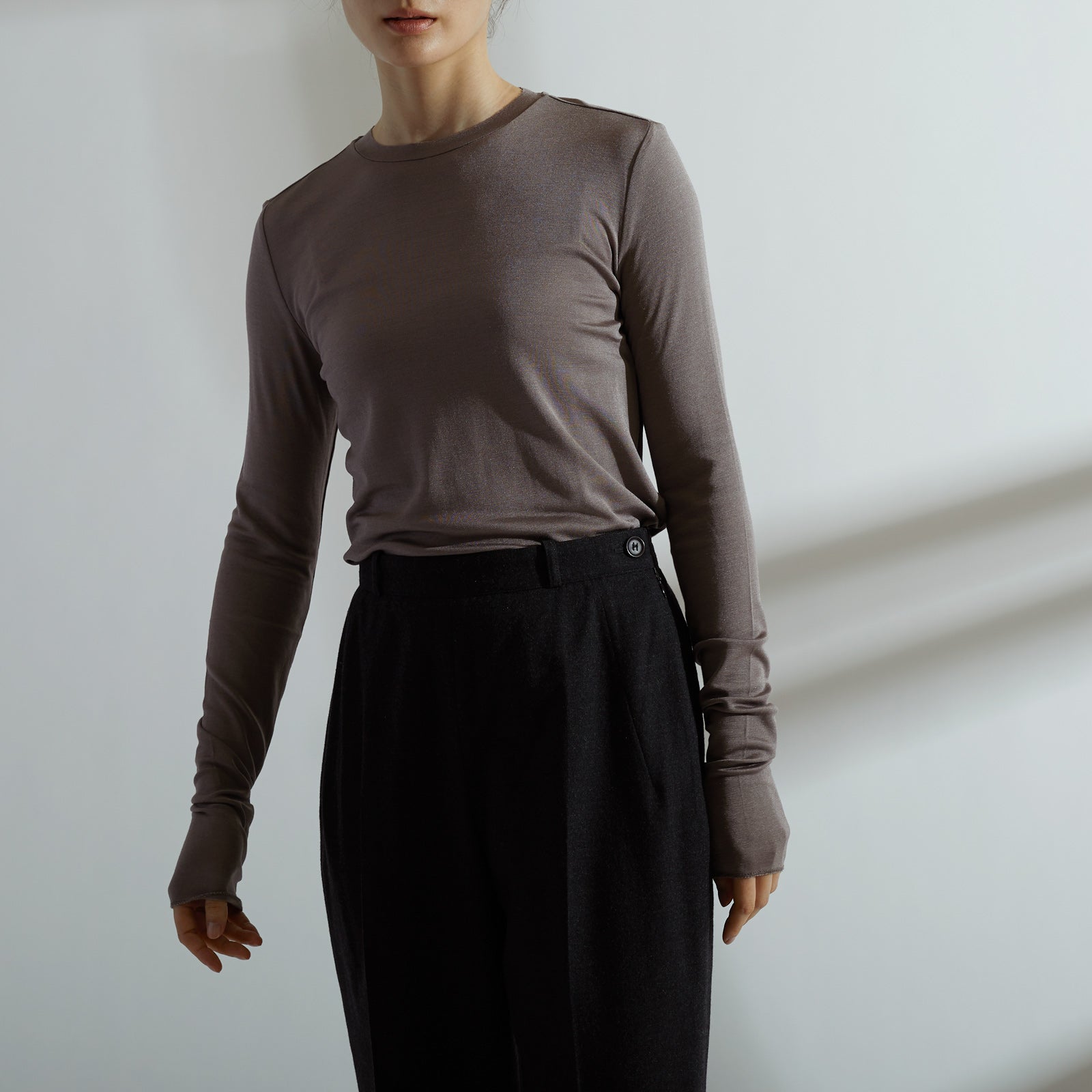 シルク100%クルーネックロングスリーブ, トープのモデル着用イメージ(前)