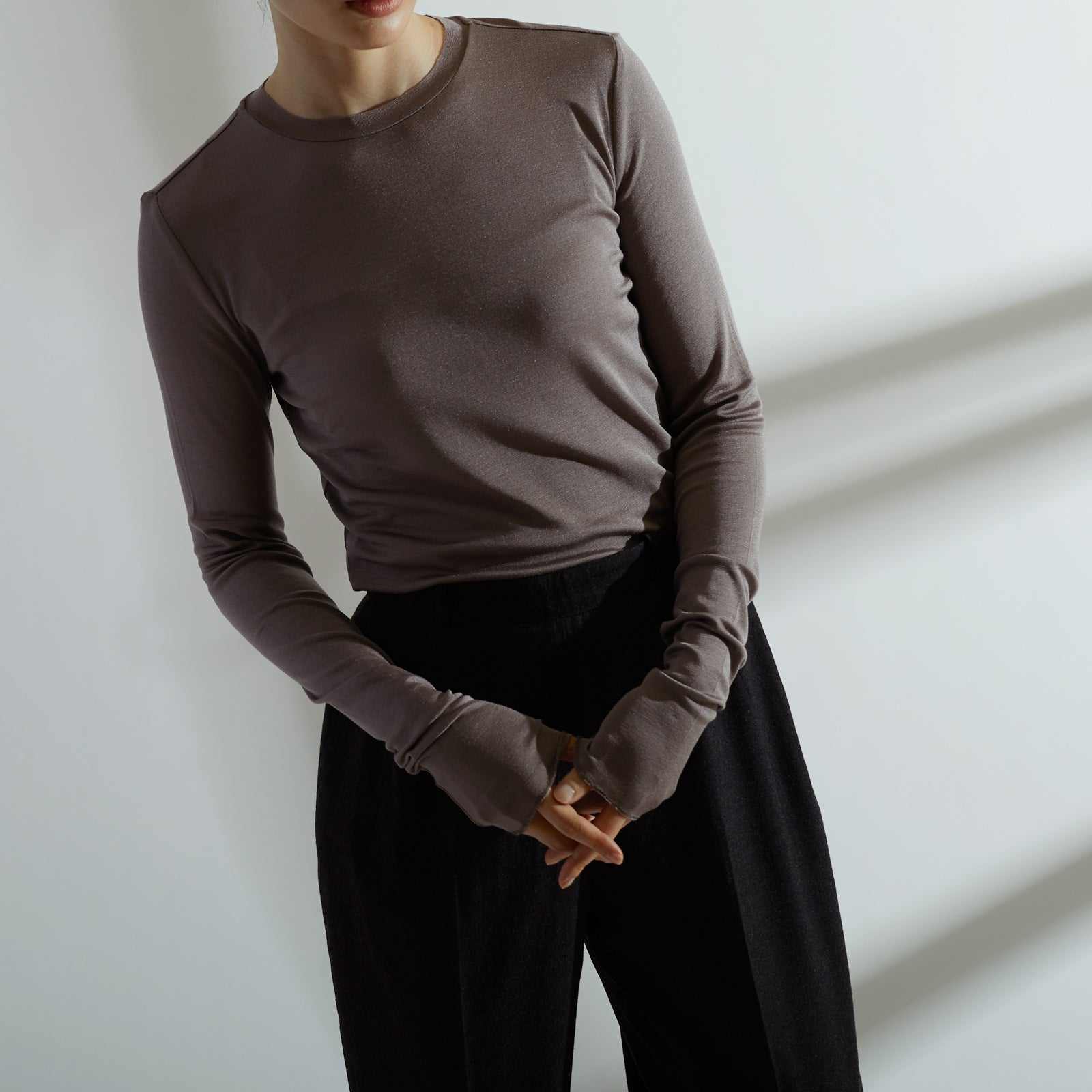 シルク100%クルーネックロングスリーブ, トープのモデル着用イメージ(前3)