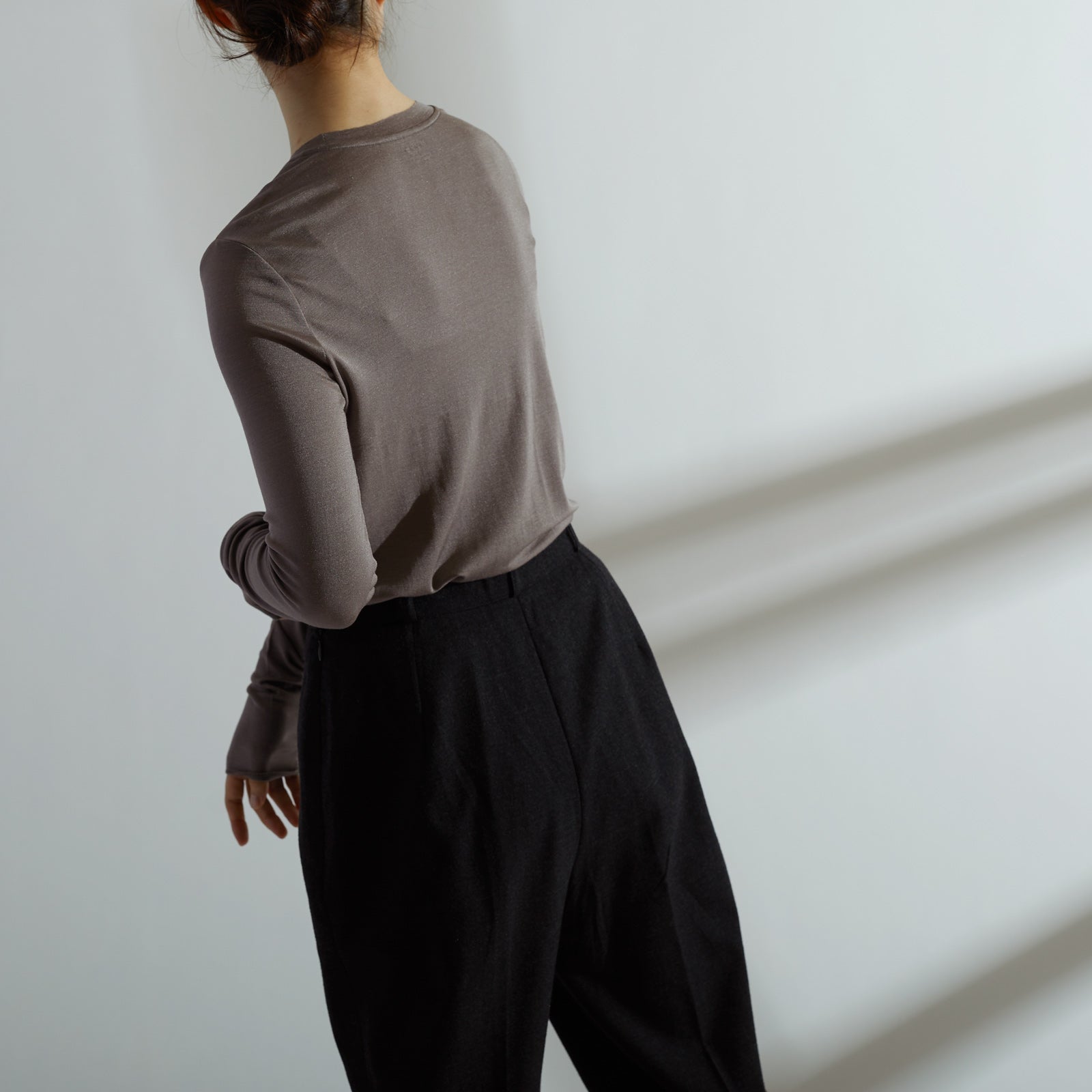 シルク100%クルーネックロングスリーブ, トープのモデル着用イメージ(後2)