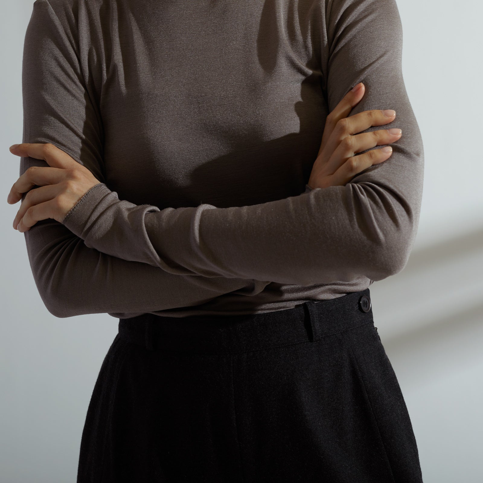 シルク100%クルーネックロングスリーブ, トープのモデル着用イメージ(前2)