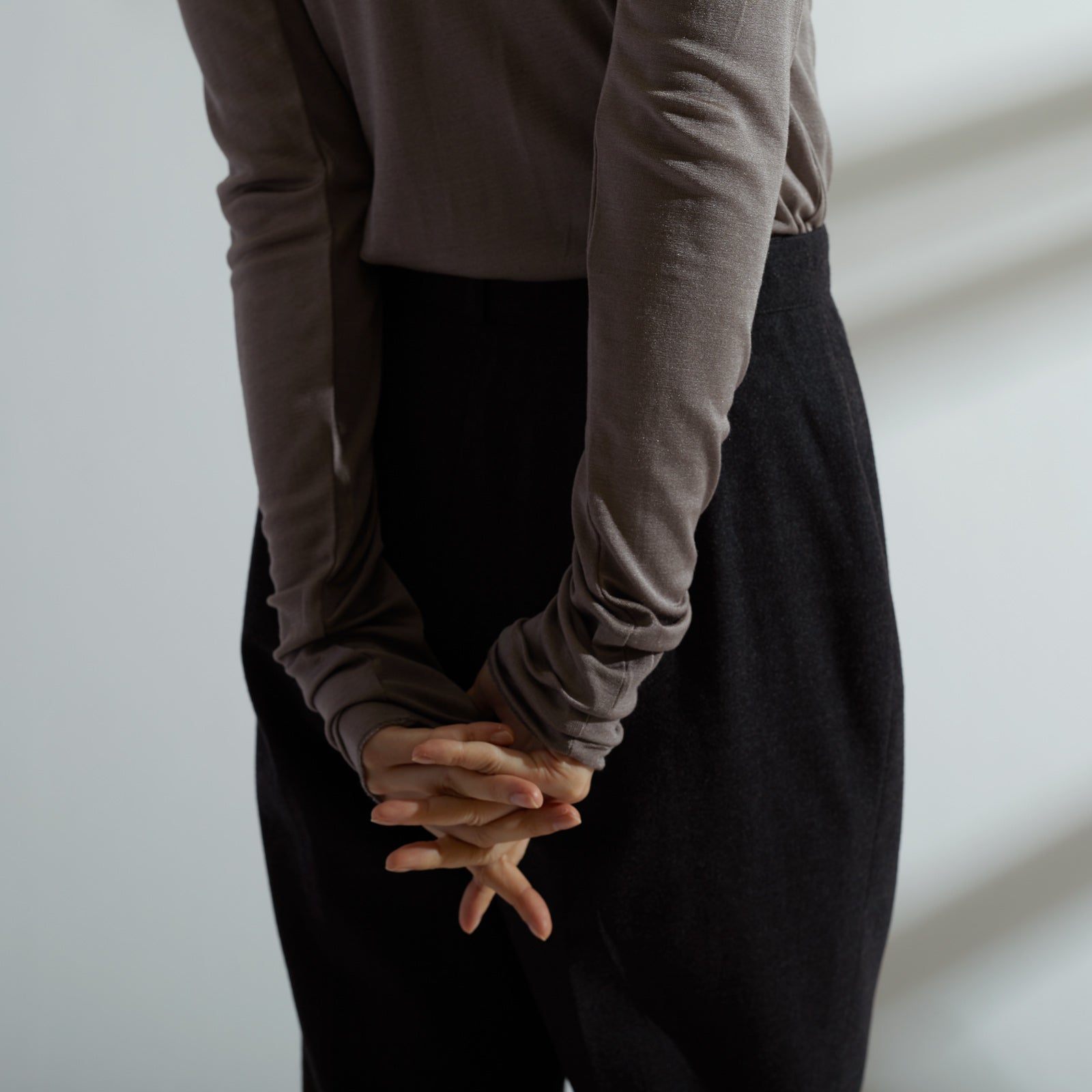 シルク100%クルーネックロングスリーブ, トープのモデル着用イメージ(袖)