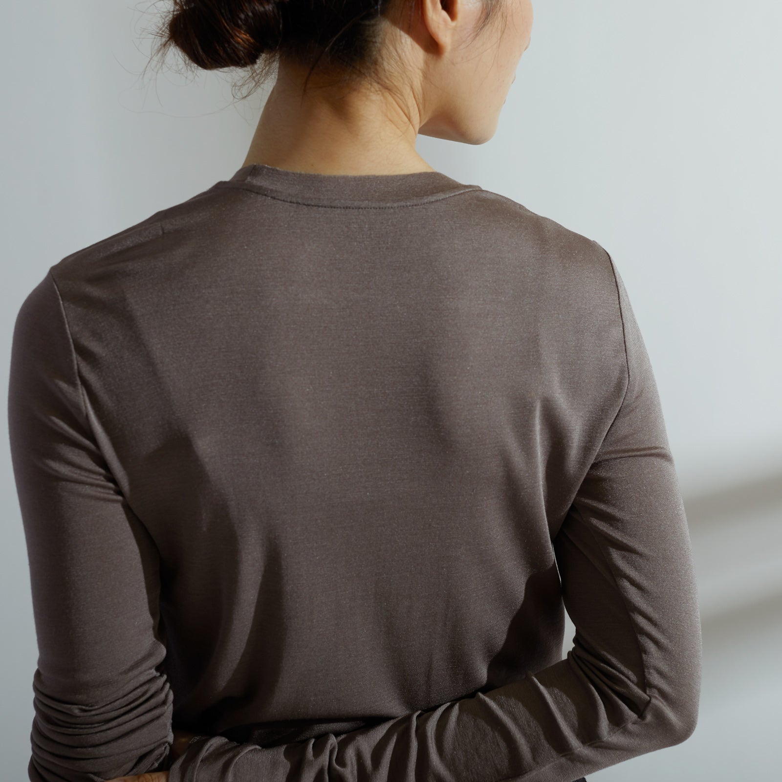 シルク100%クルーネックロングスリーブ, トープのモデル着用イメージ(後)