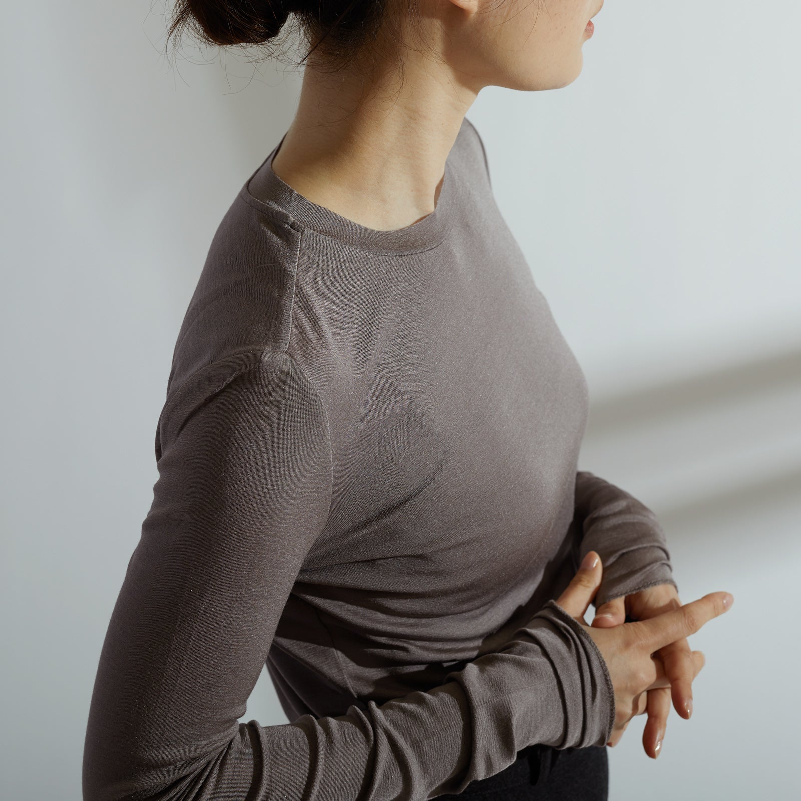 シルク100%クルーネックロングスリーブ, トープのモデル着用イメージ(斜め横)
