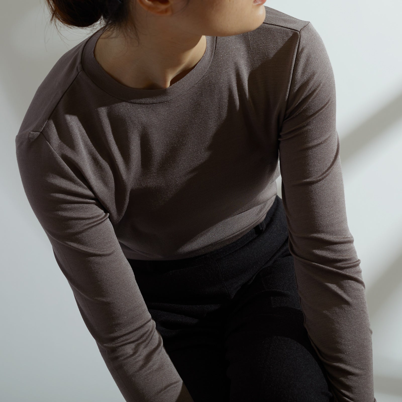 シルク100%クルーネックロングスリーブ, トープのモデル着用イメージ(前4)