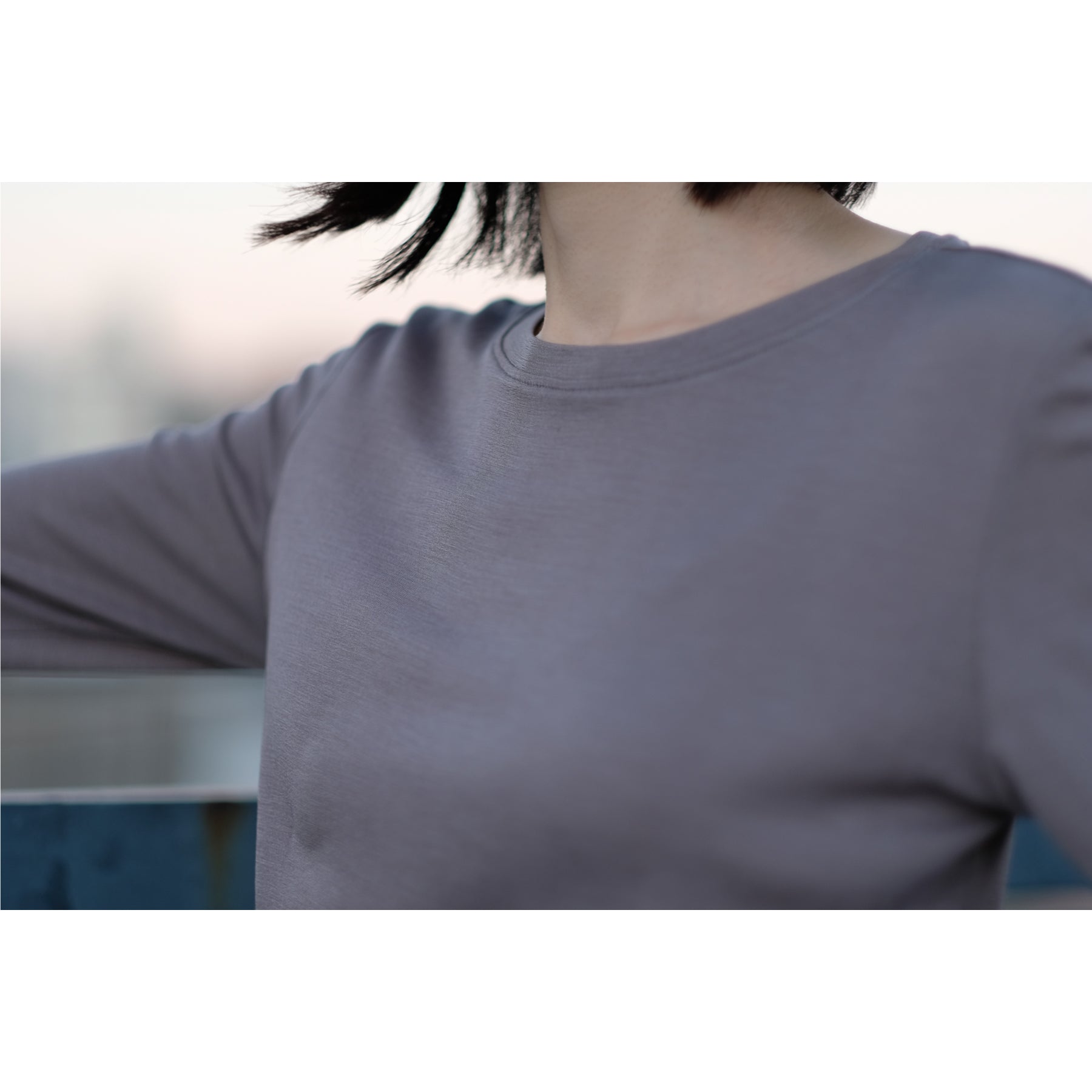 シルク100%長袖カットソー, トープの着用イメージ(斜め前)