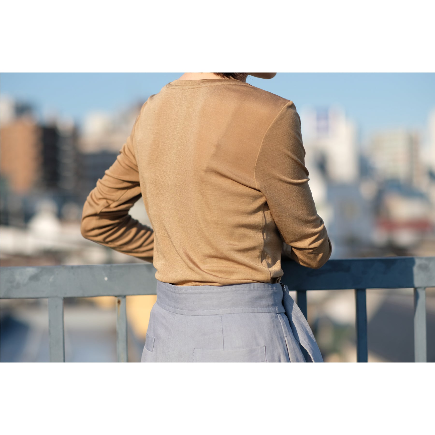 シルク100%長袖カットソー, ゴールドの着用イメージ(後)