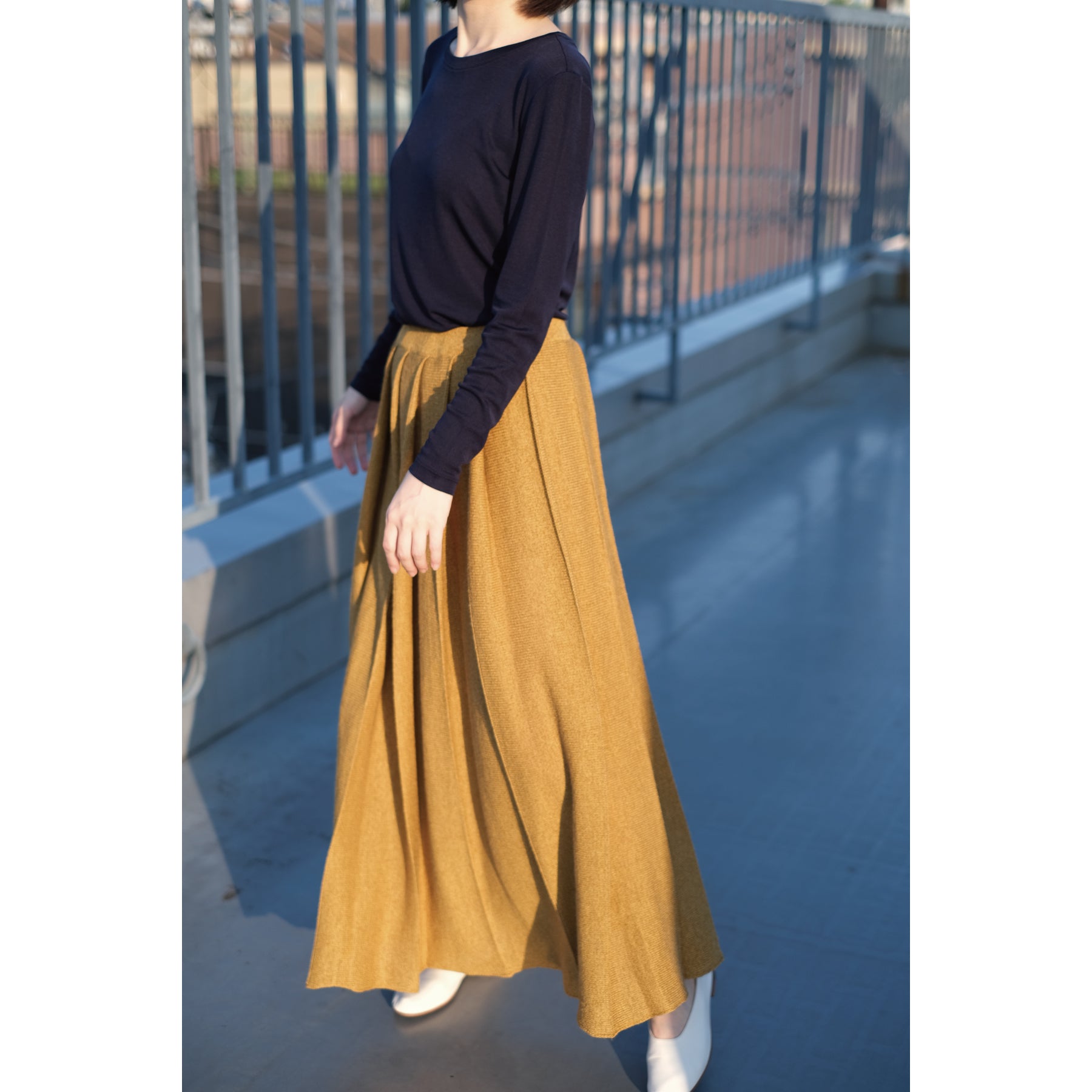 シルク100%長袖カットソー, ネイビーの着用イメージ(斜め前)