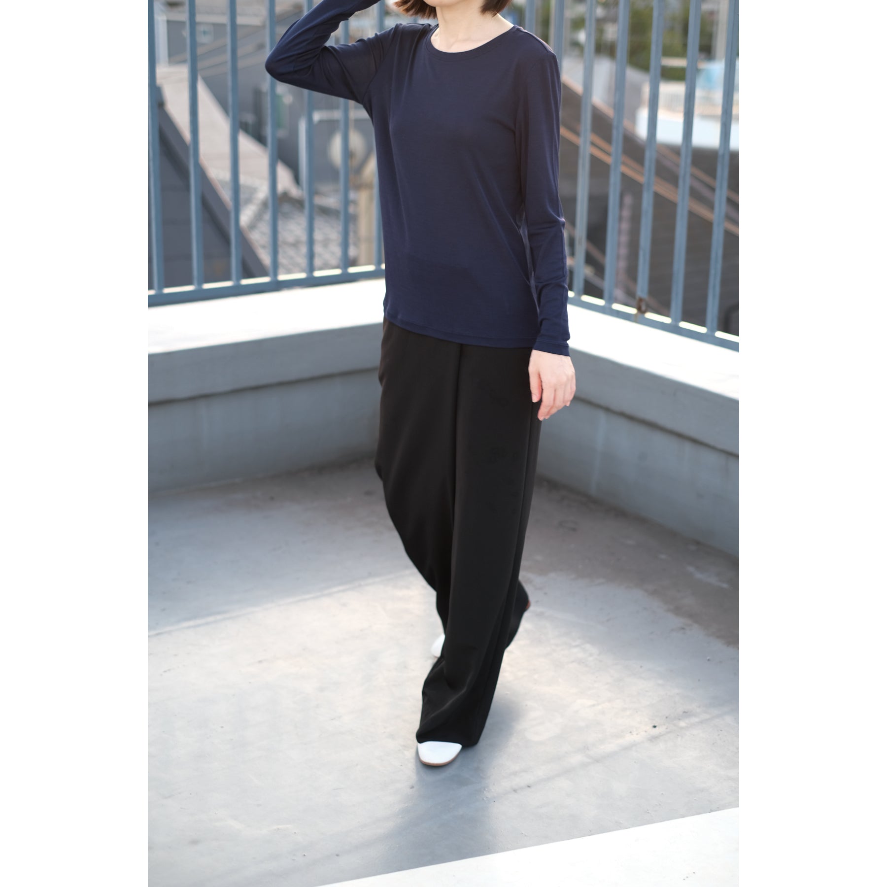 シルク100%長袖カットソー, ネイビーの着用イメージ(斜め前)