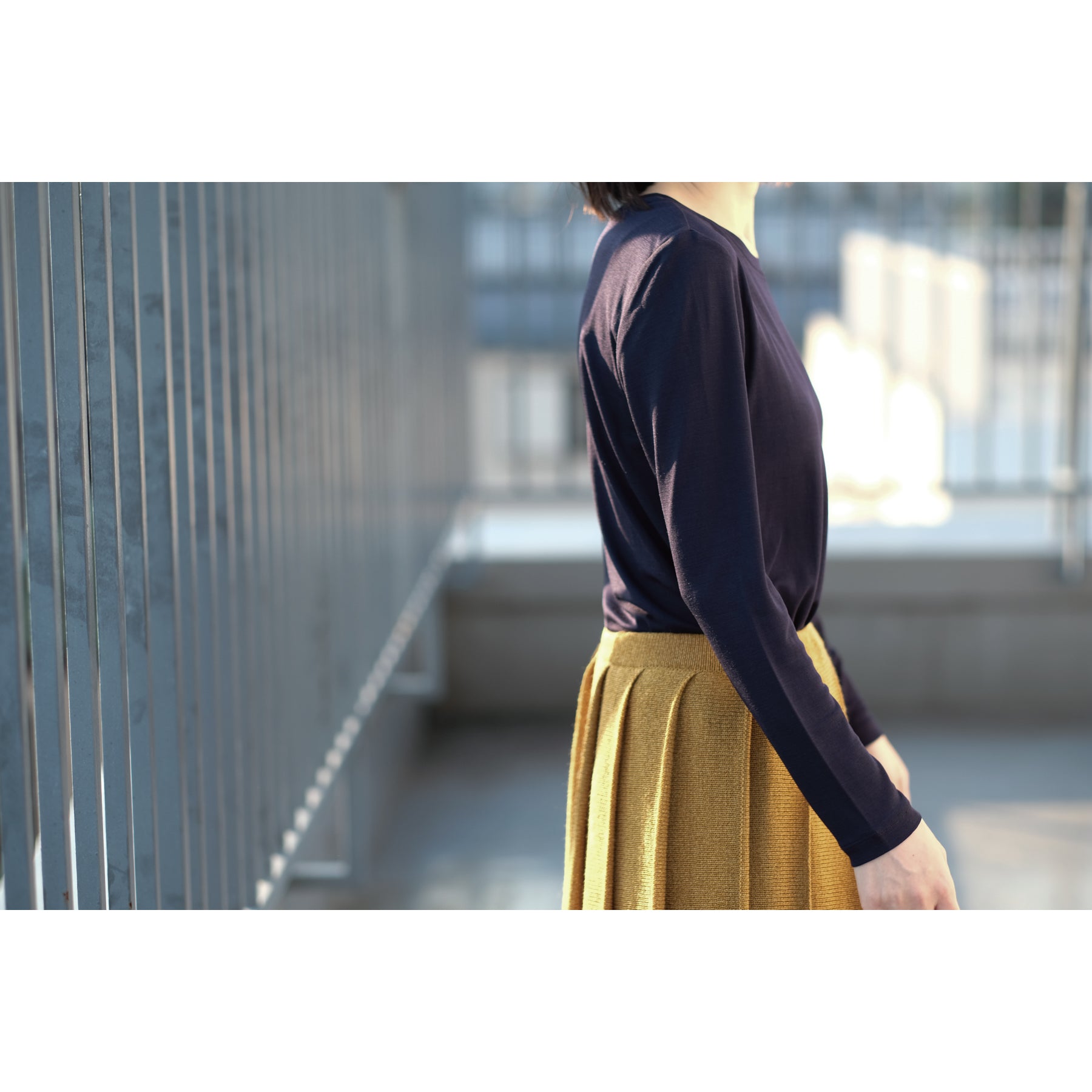シルク100%長袖カットソー, ネイビーの着用イメージ(横)