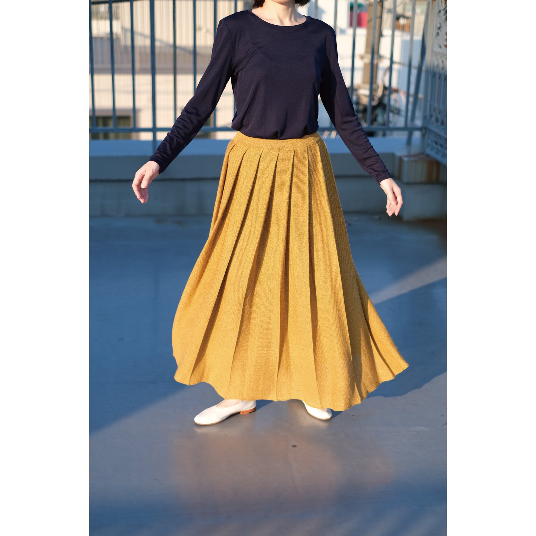 シルク100%長袖カットソー, ネイビーの着用イメージ(前)