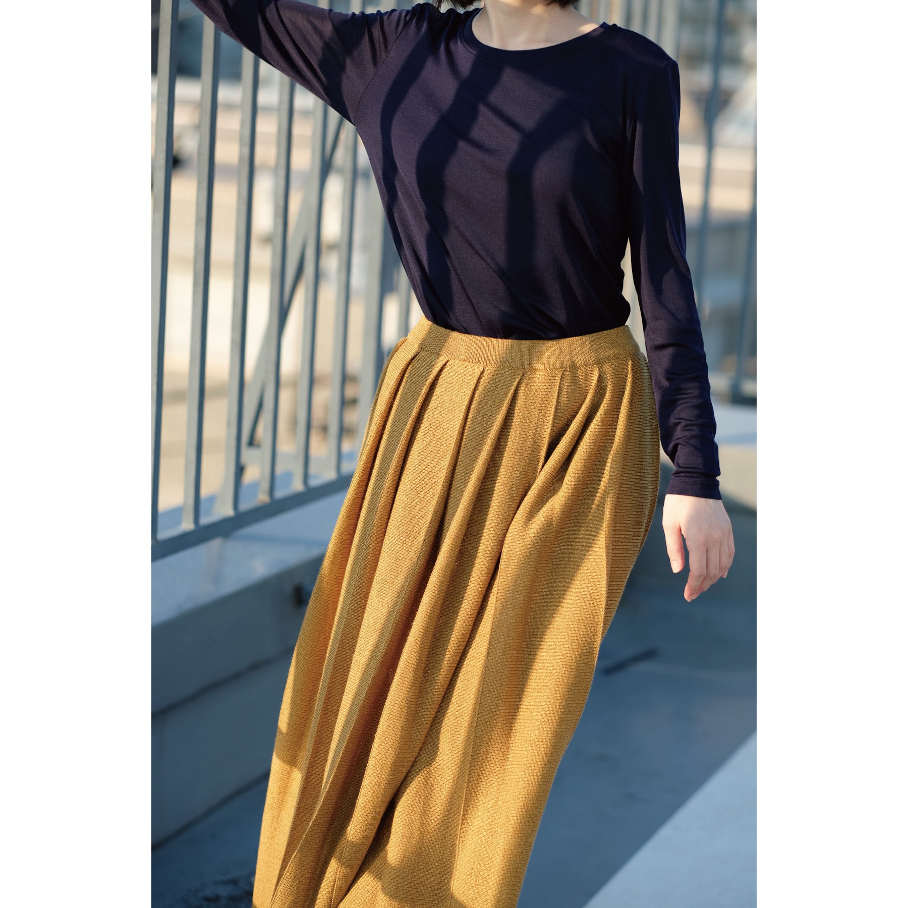 シルク100%長袖カットソー, ネイビーの着用イメージ(前)