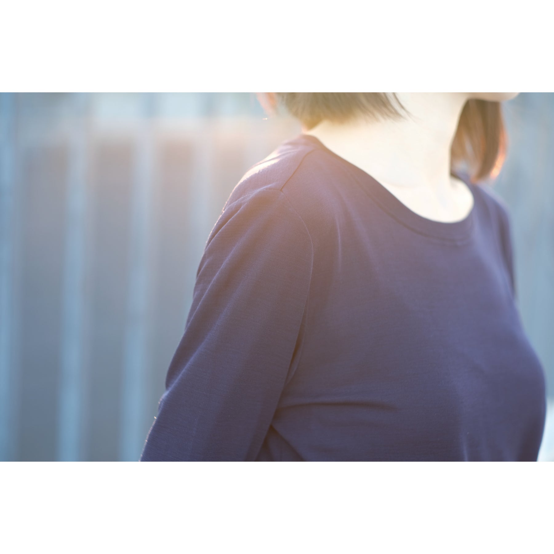 シルク100%長袖カットソー, ネイビーの着用イメージ(斜め前)