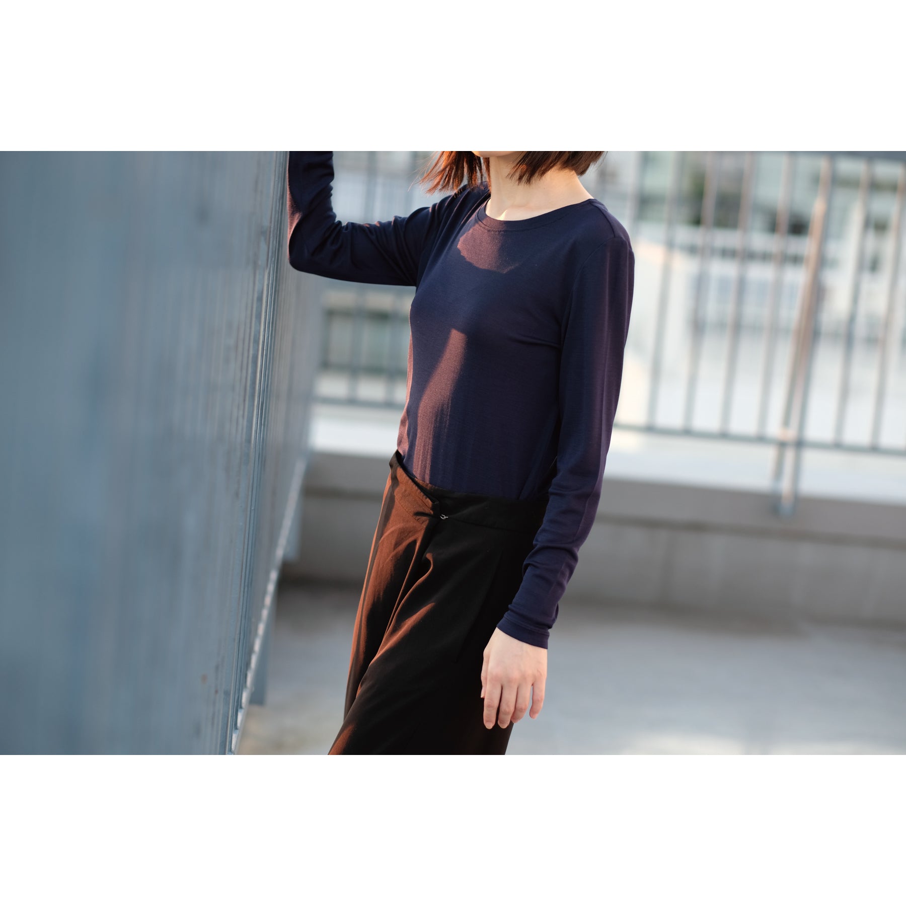 シルク100%長袖カットソー, ネイビーの着用イメージ(斜め前)