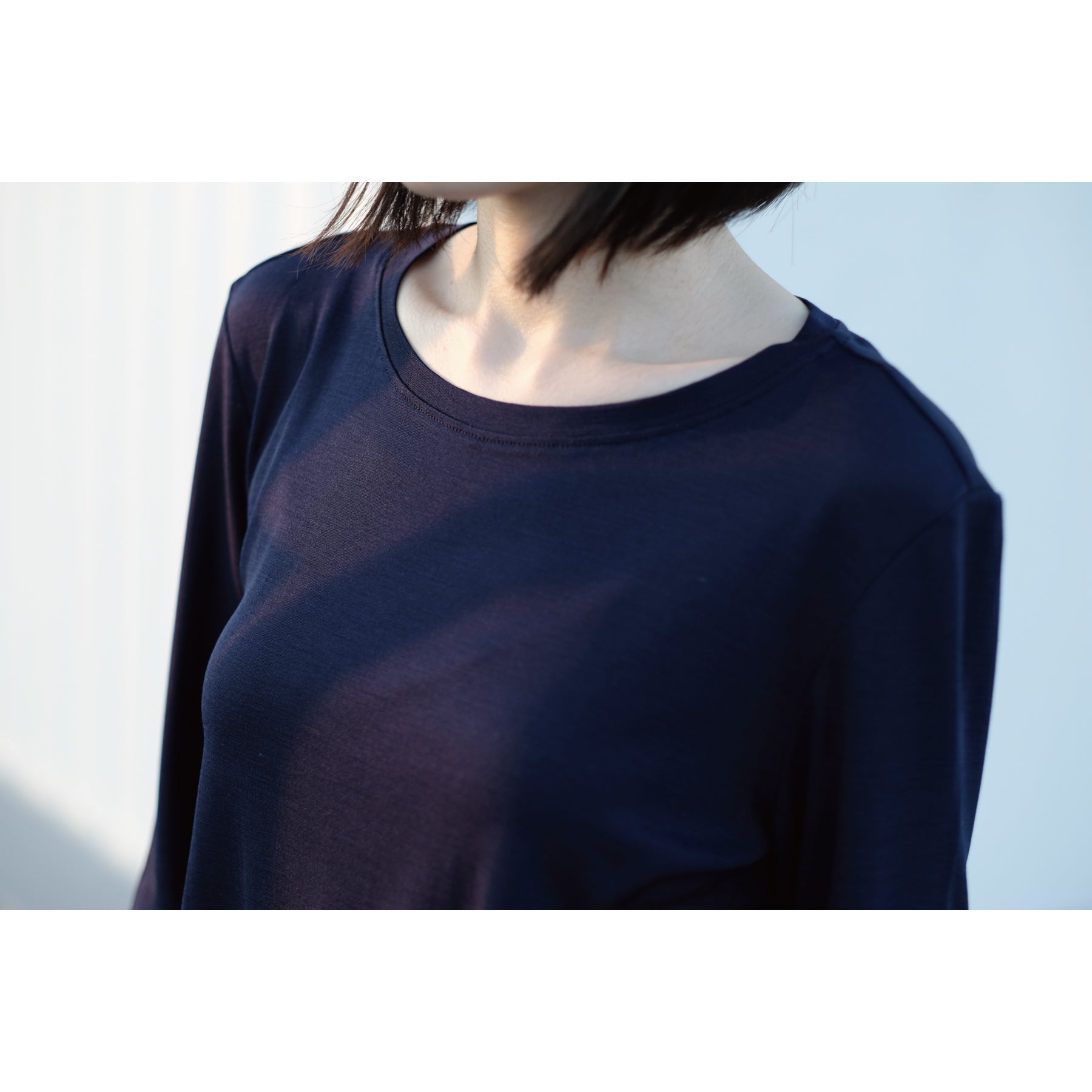 シルク100%長袖カットソー, ネイビーの着用イメージ(斜め前)
