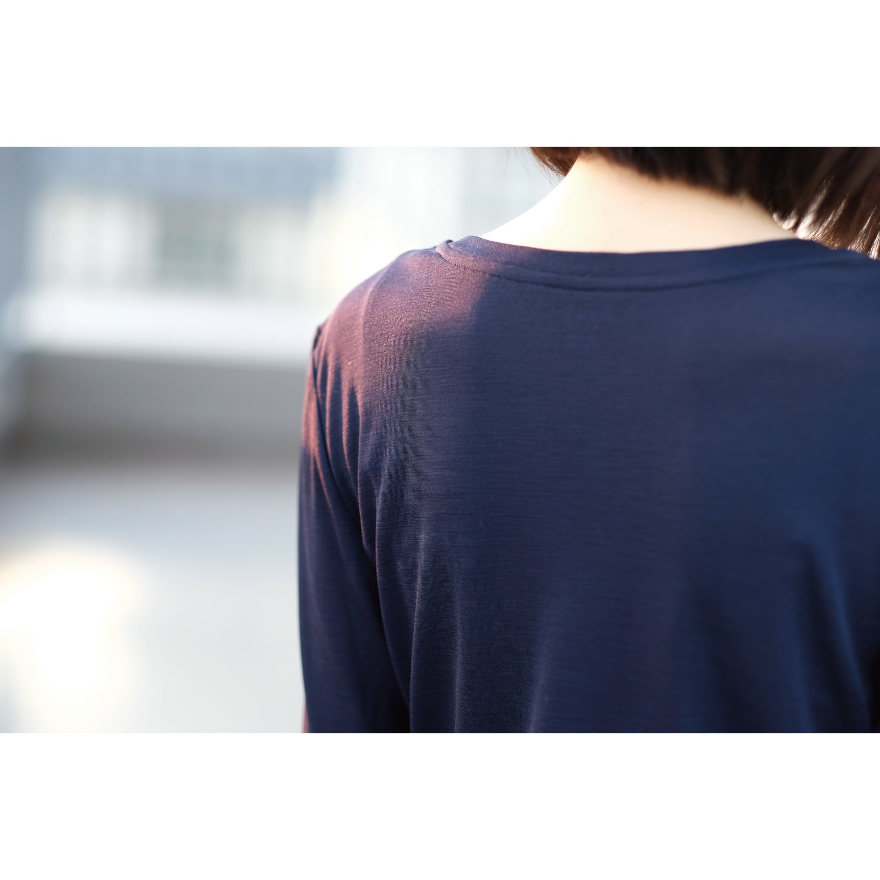 シルク100%長袖カットソー, ネイビーの着用イメージ(後)