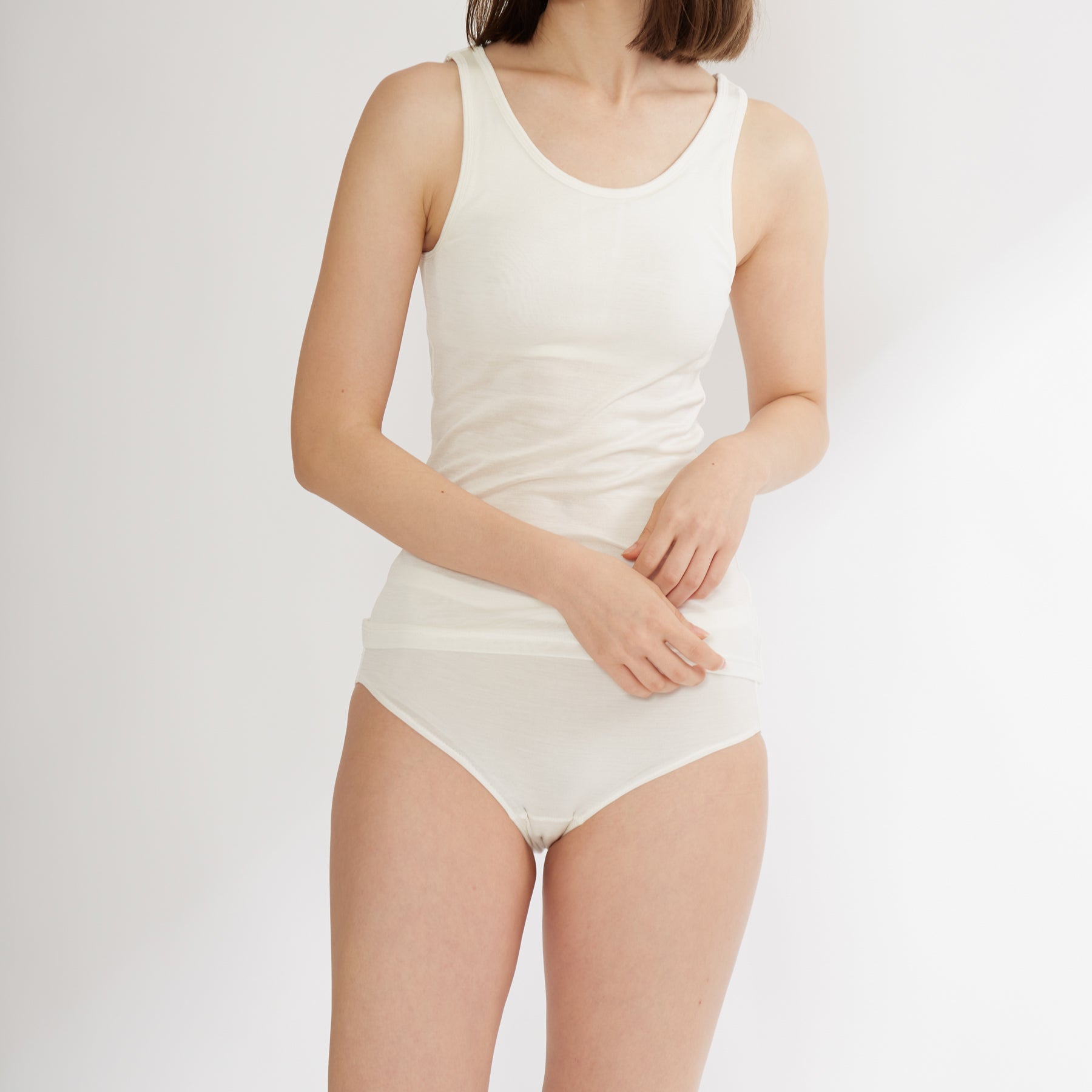 シルク100%タンクトップ, カップ付きと足ぐりゴムなしショーツ, ホワイトの着用イメージ(前)
