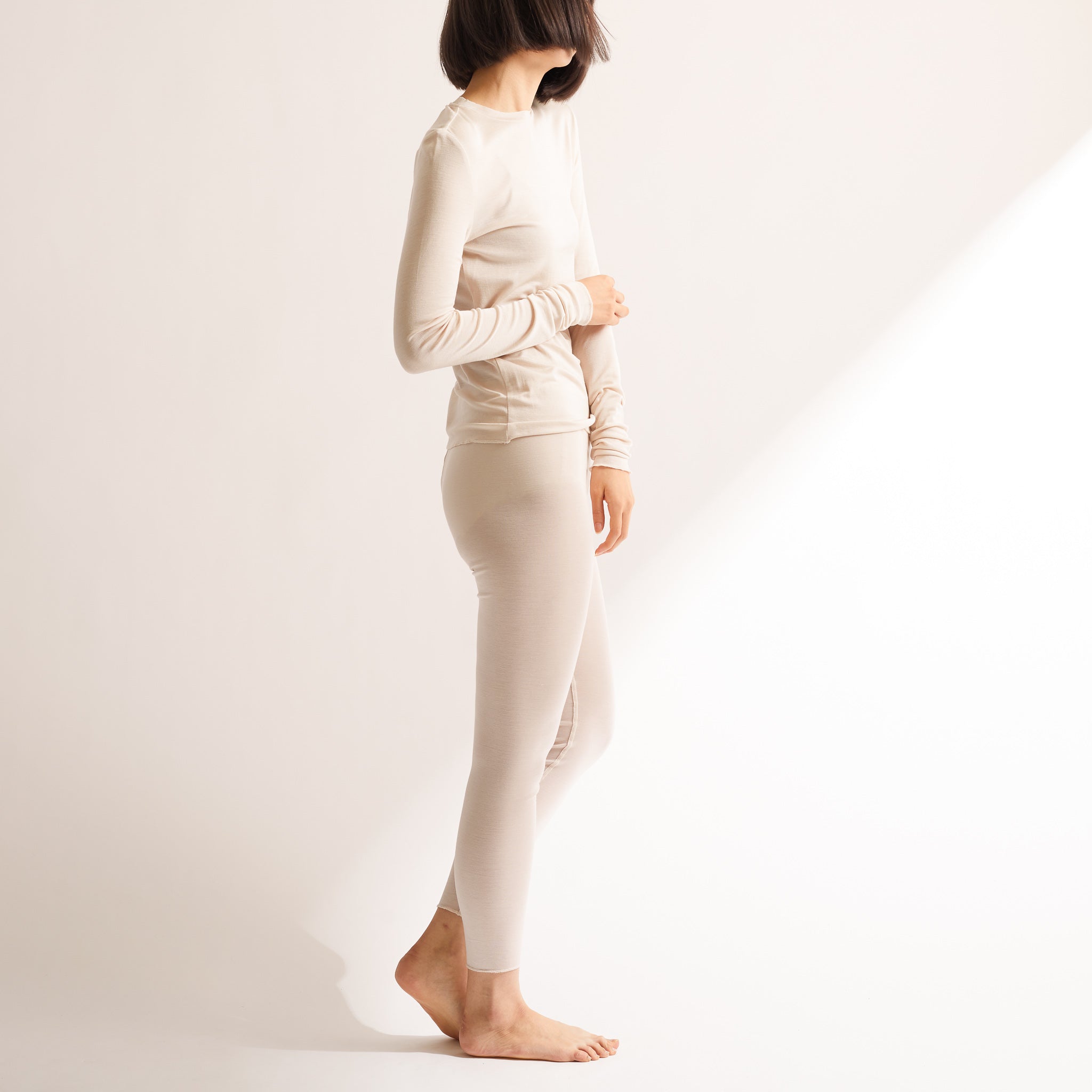 シルク100%クルーネックロングスリーブとレギンス, エクリュの着用イメージ(横)