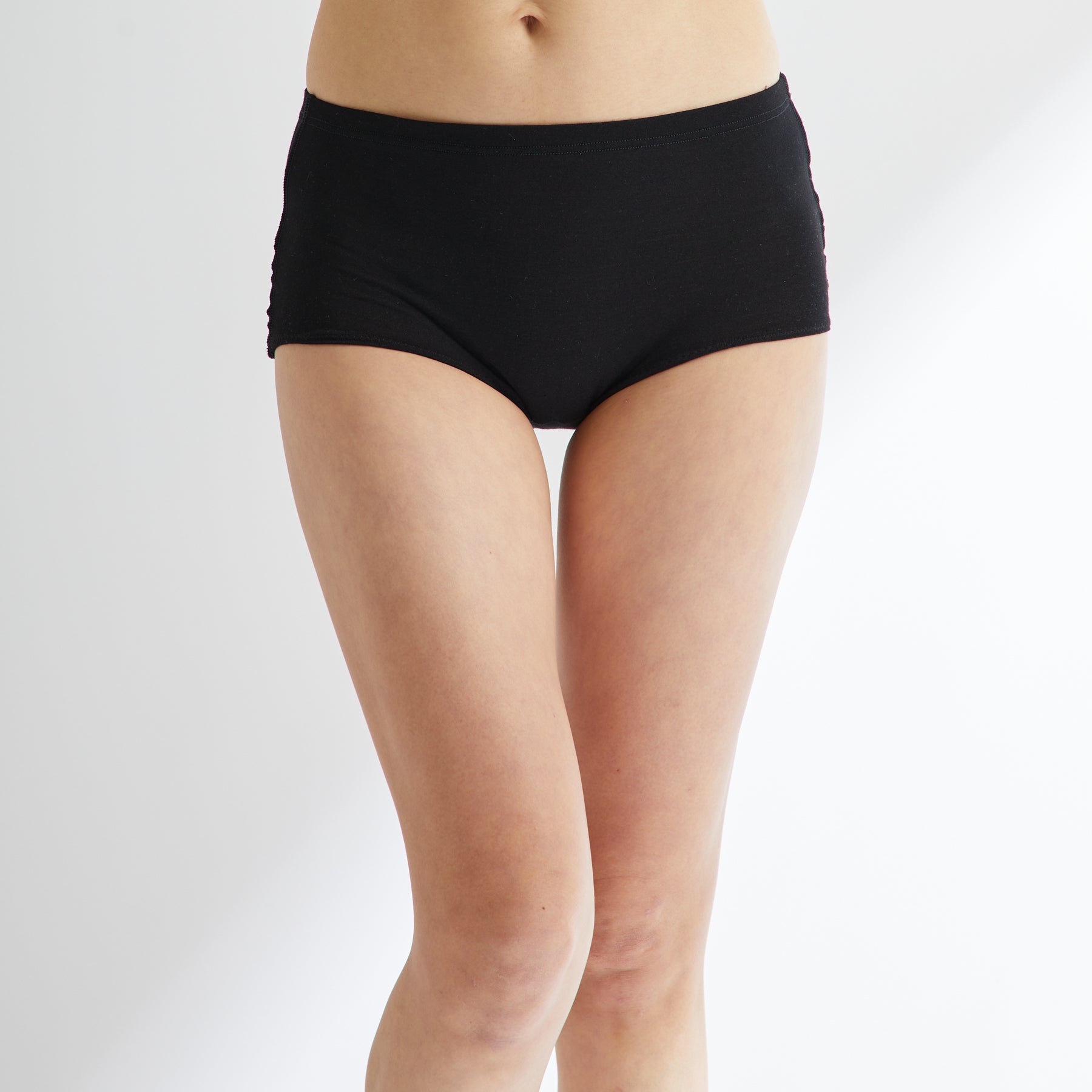 メリノウール100%ショーツ, ブラックの着用イメージ(前)