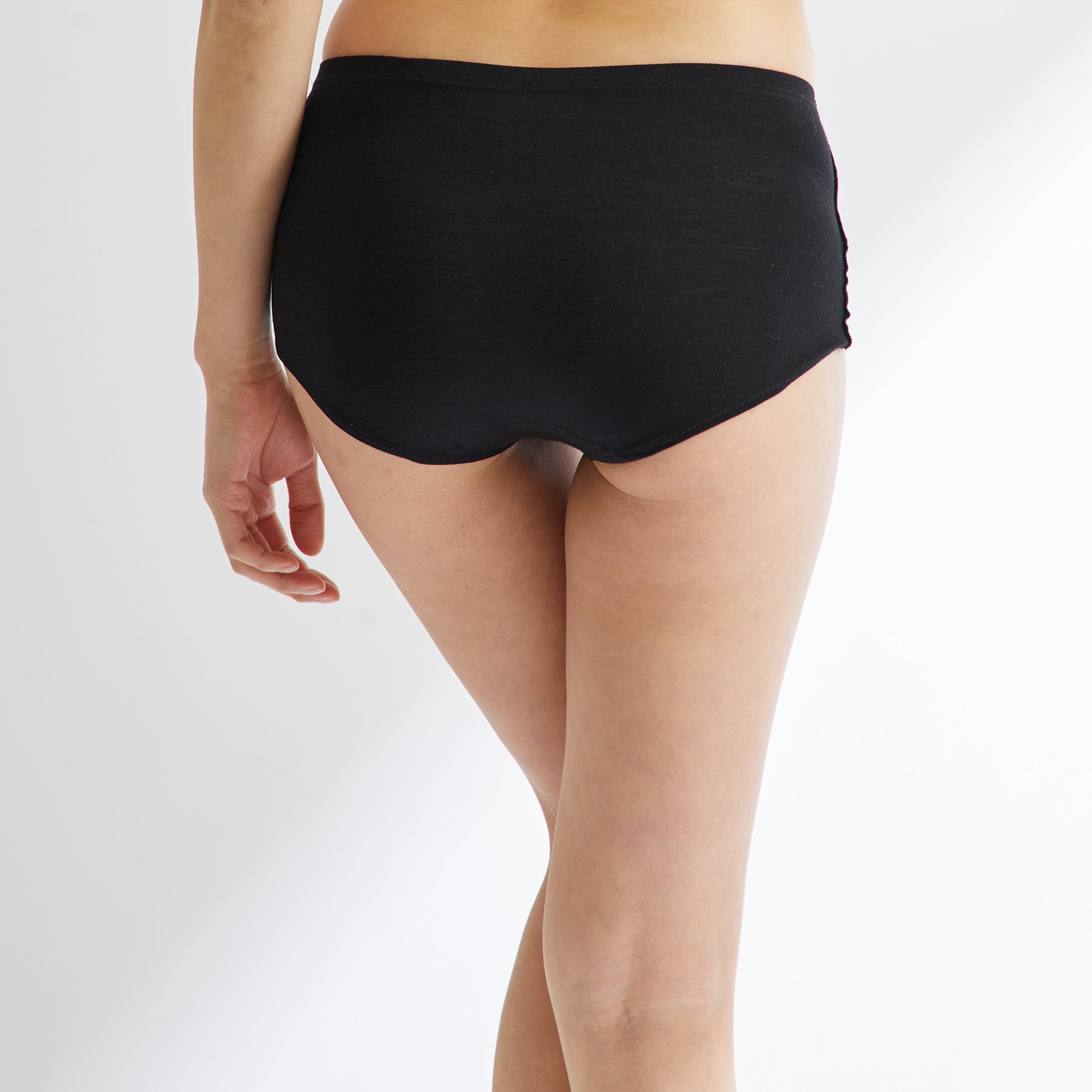 メリノウール100%ショーツ, ブラックの着用イメージ(後)