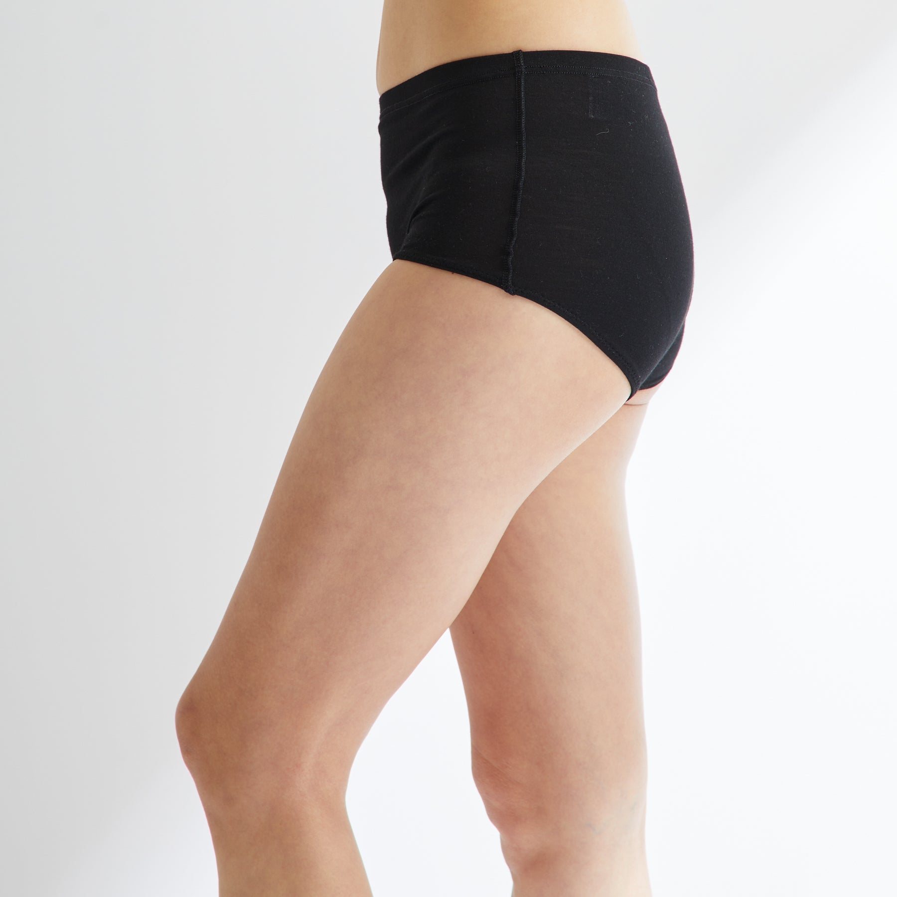 メリノウール100%ショーツ, ブラックの着用イメージ(横)