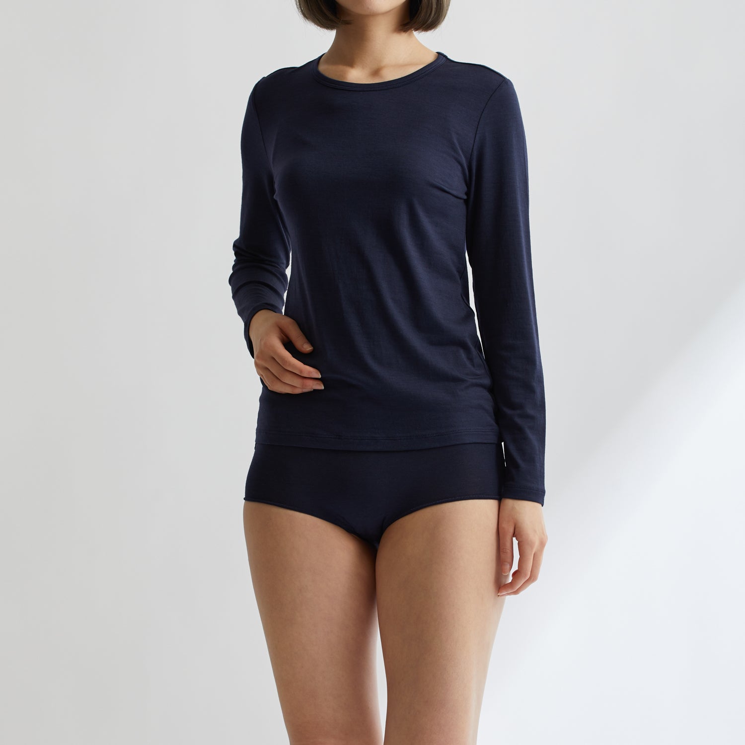 メリノウール100%ショーツ, ネイビーの着用イメージ(前)