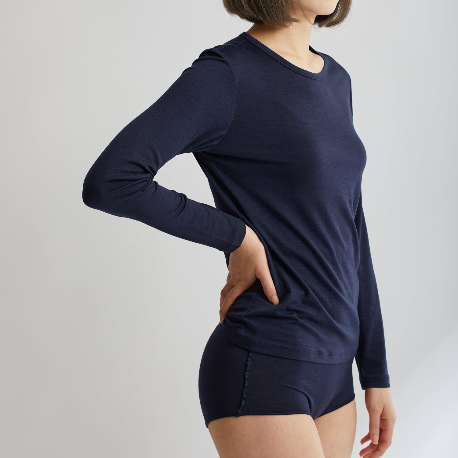 メリノウール100%ショーツ, ネイビーの着用イメージ(横)