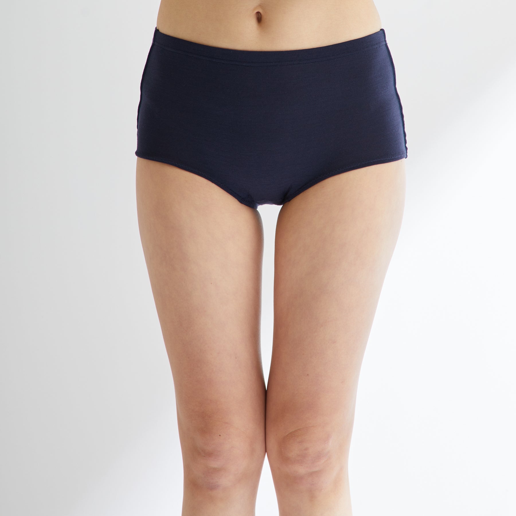 メリノウール100%ショーツ, ネイビーの着用イメージ(前)