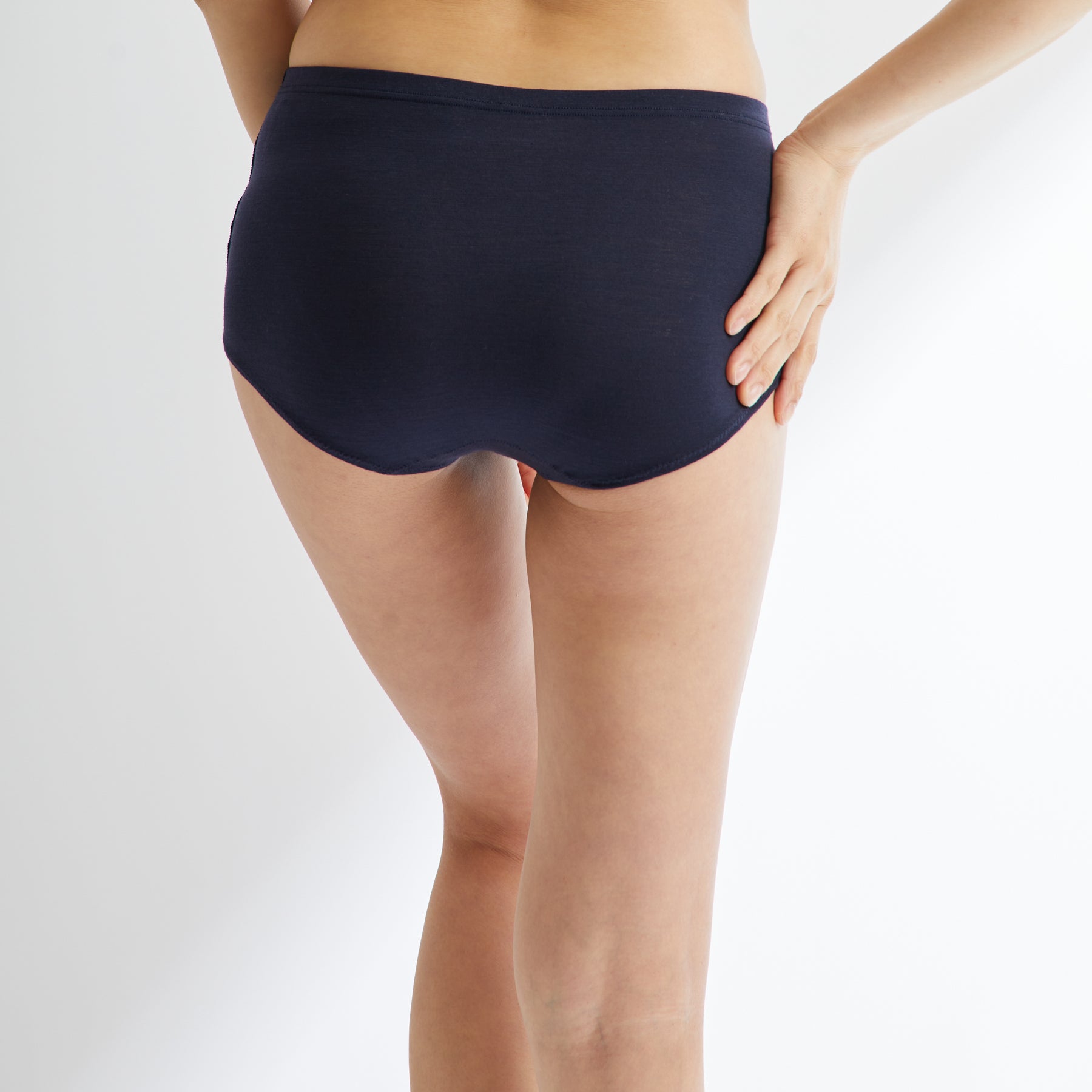 メリノウール100%ショーツ, ネイビーの着用イメージ(後)