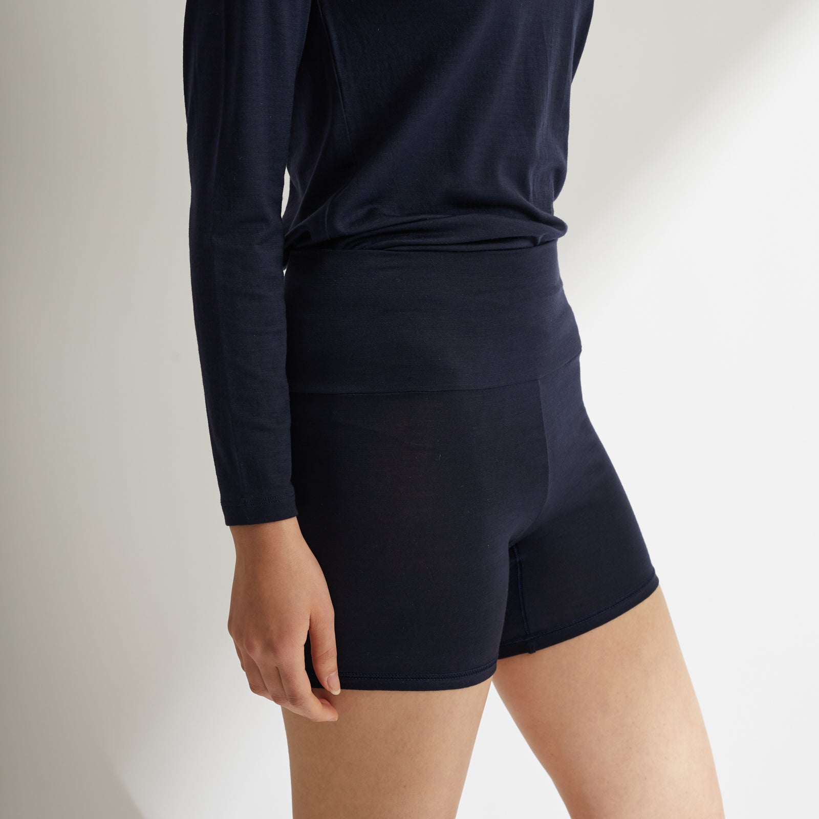 メリノウール100%2分丈インナーボトム、ネイビーの着用イメージ(横)