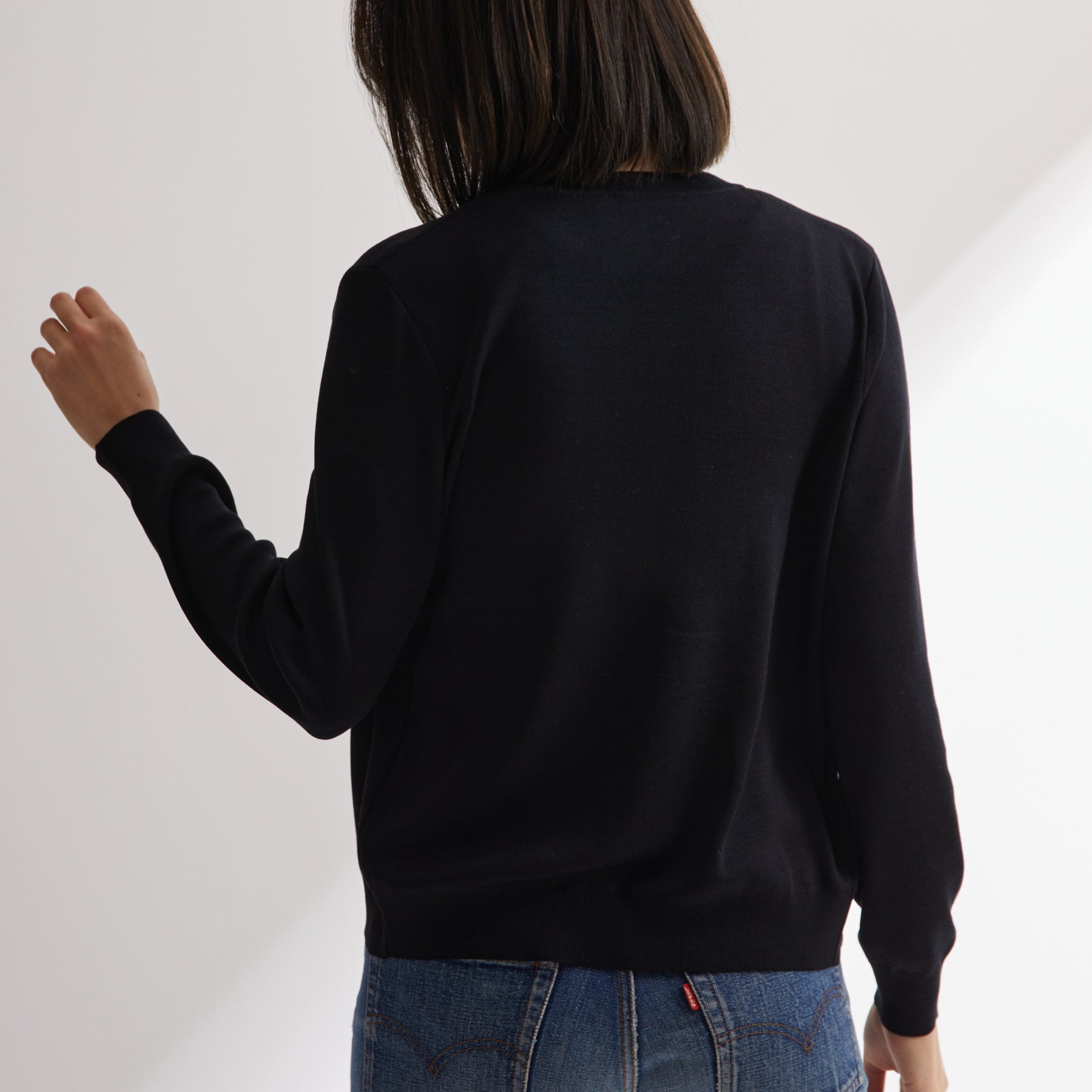 18G シルクゴム編みニット Vネックカーディガン, ブラックの着用イメージ(後)