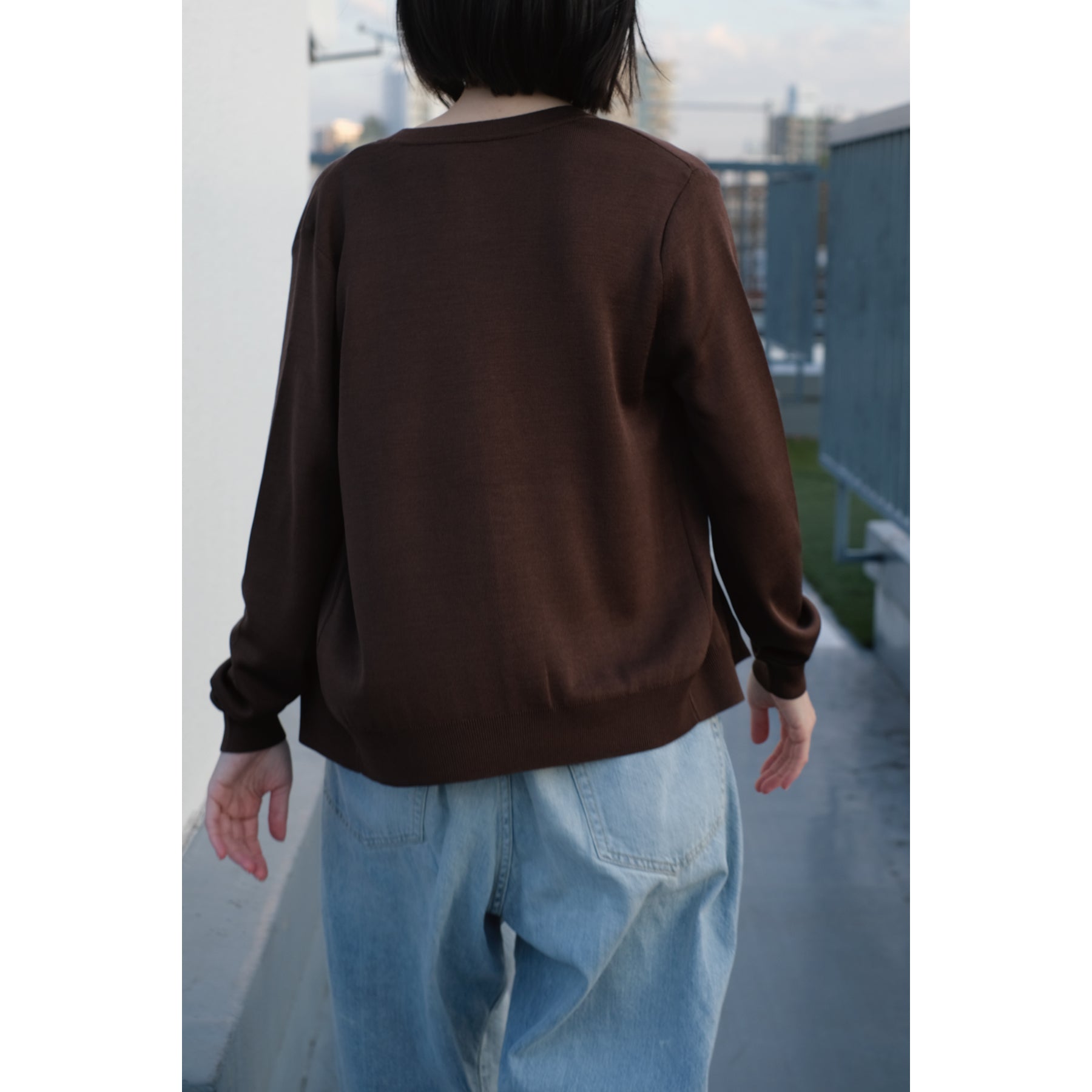 18G シルクゴム編みニット Vネックカーディガン, チョコレートの着用イメージ(後)