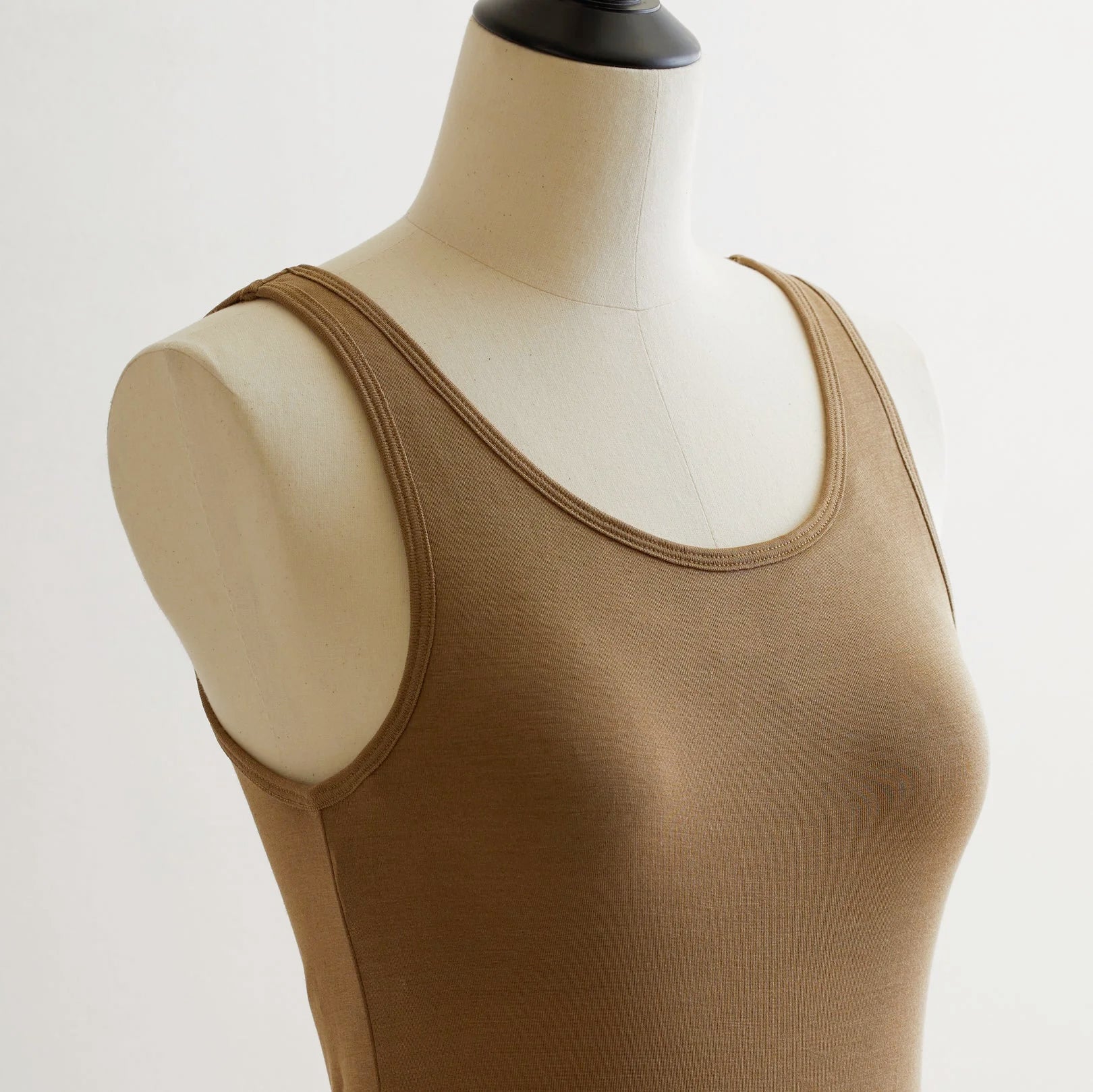 シルク100%タンクトップ, カップ付き, ゴールド（斜め前）