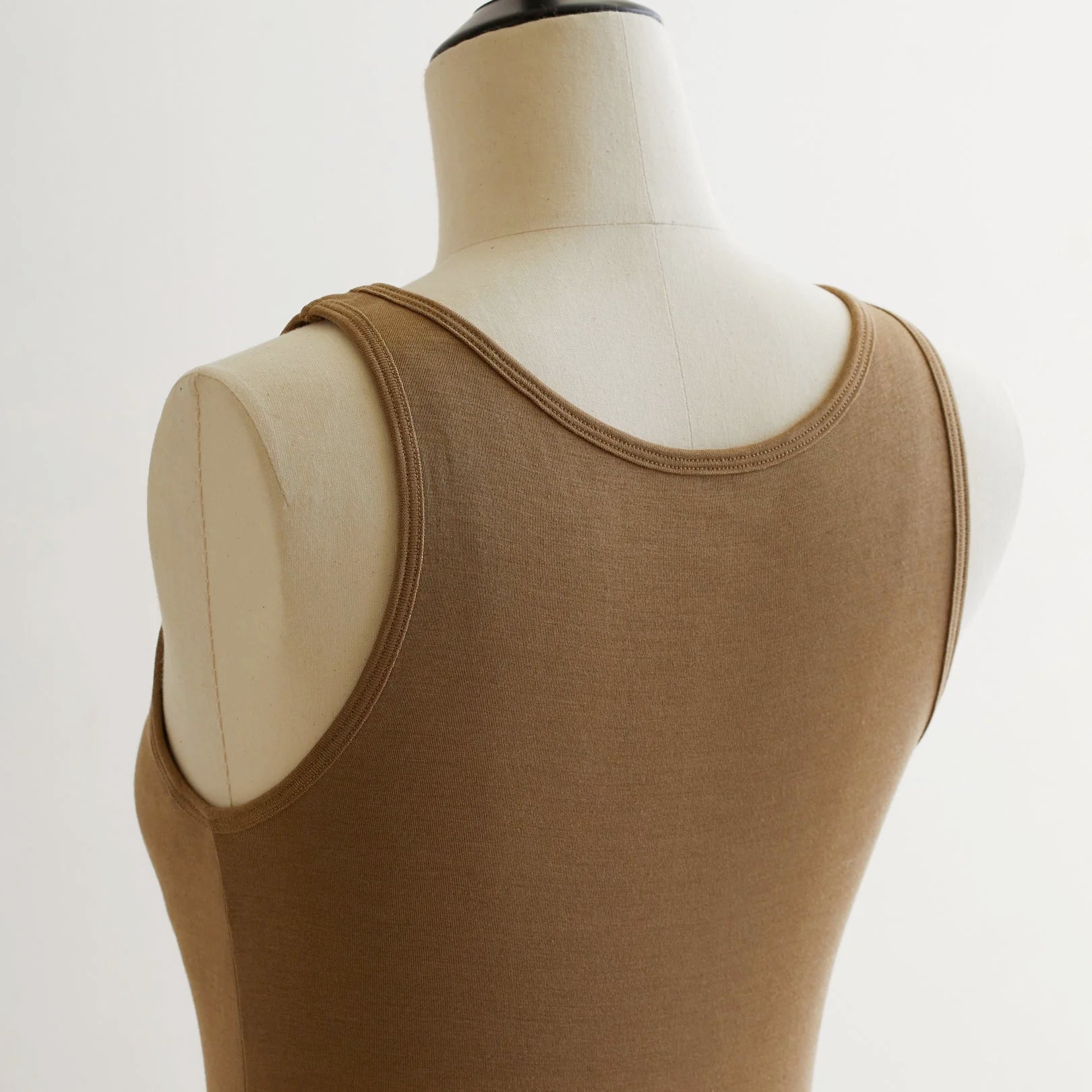 シルク100%タンクトップ, カップ付き, ゴールド（斜め後）