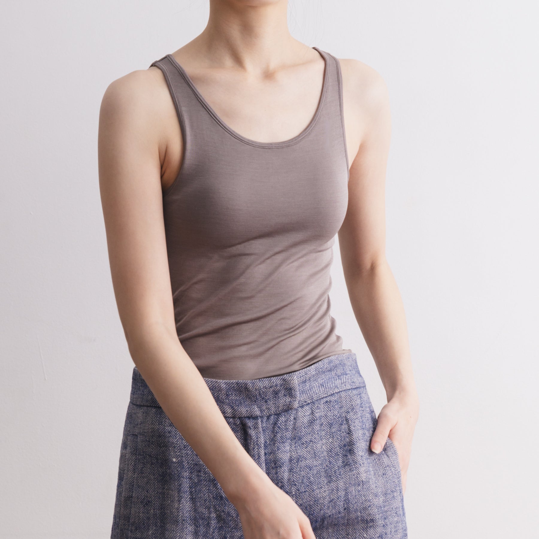 シルク100%タンクトップ, カップ付き, トープの着用イメージ（前）