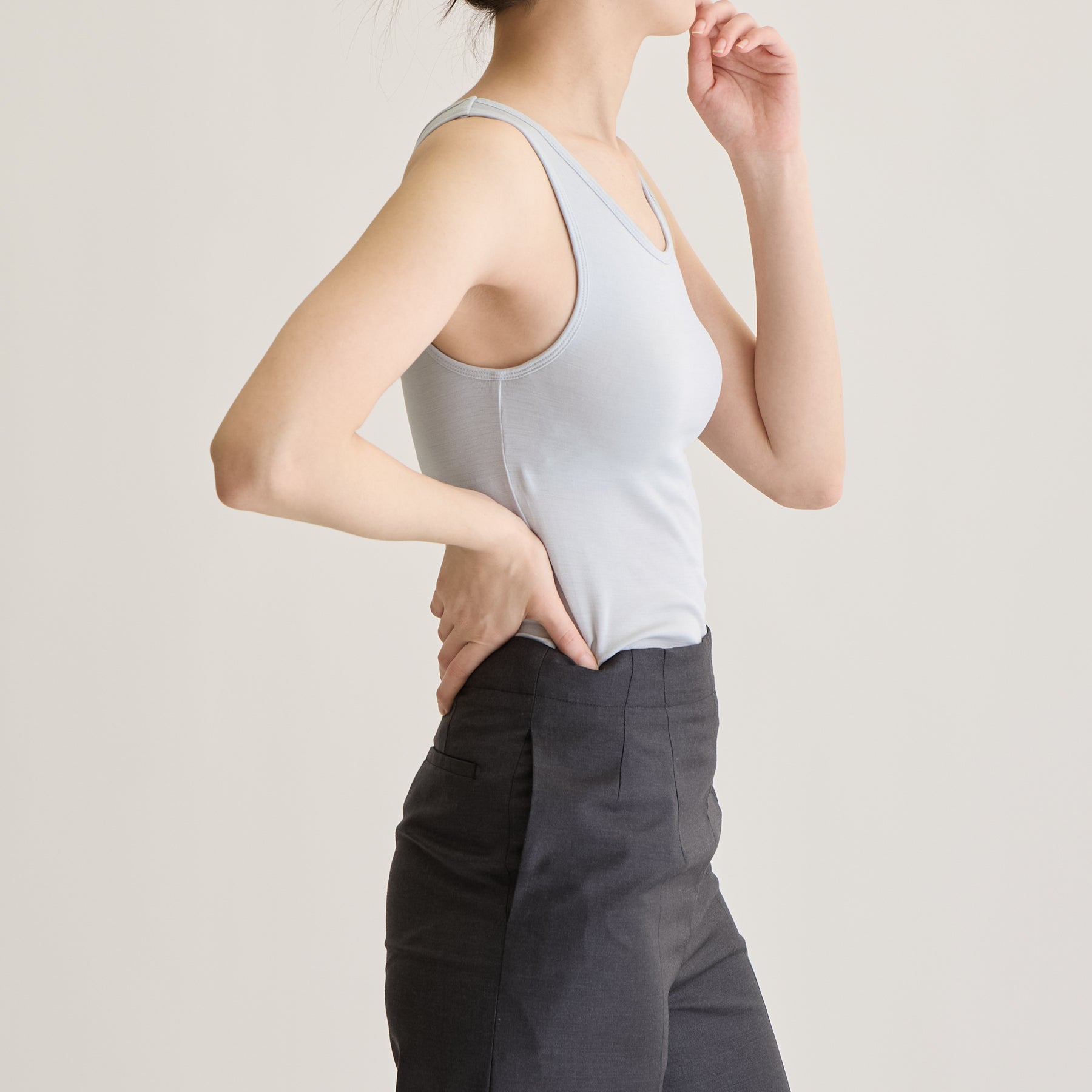 シルク100%タンクトップ, カップ付き, パウダーブルーの着用イメージ（横）