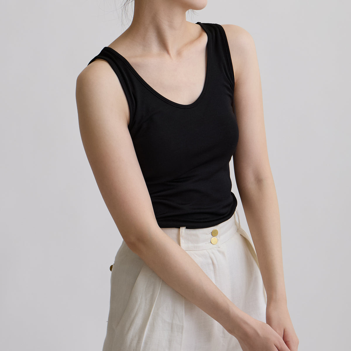 シルク100%タンクトップ, カップなし, ブラックの着用イメージ（斜め前）