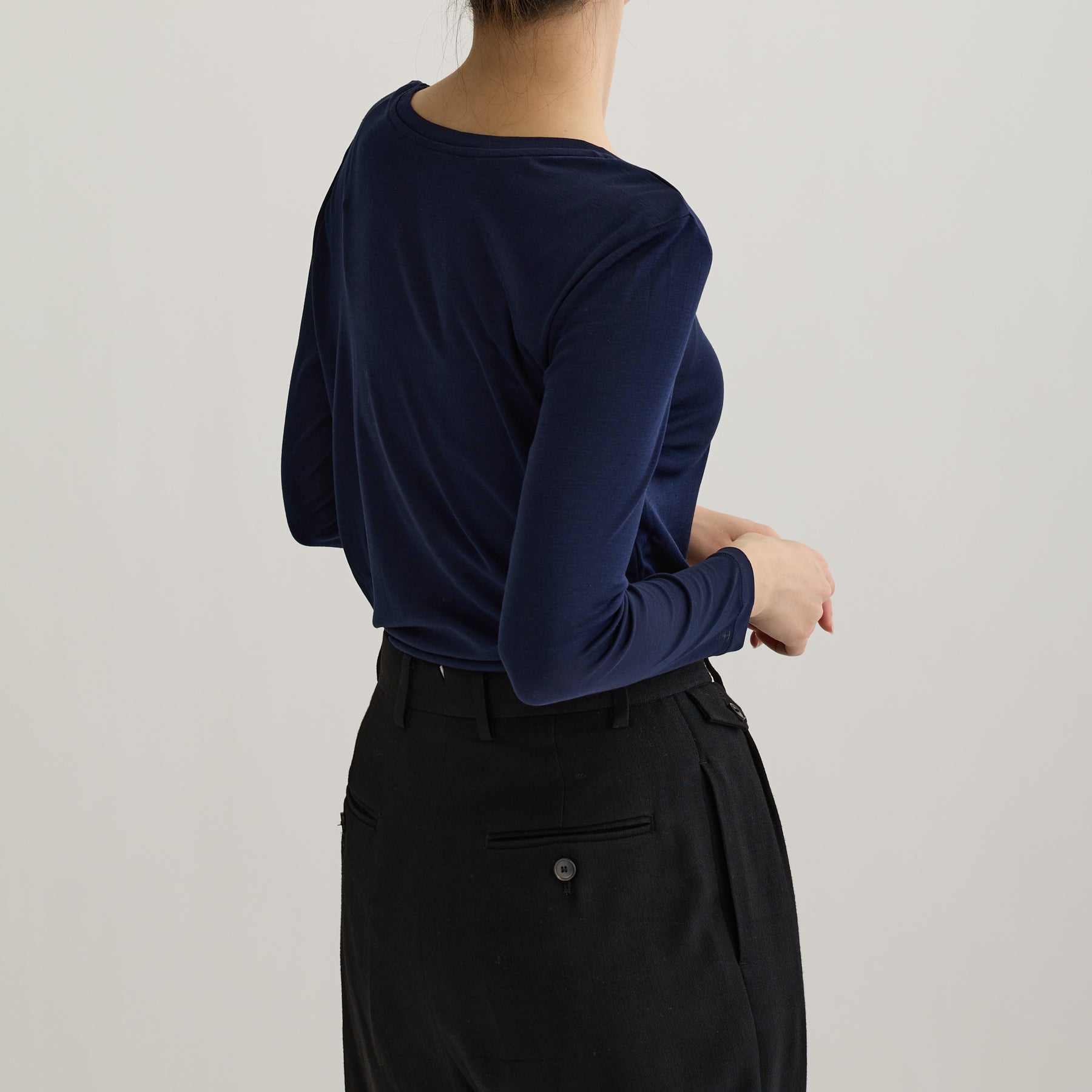 シルク100%長袖カットソー, ネイビーの着用イメージ（斜め後）
