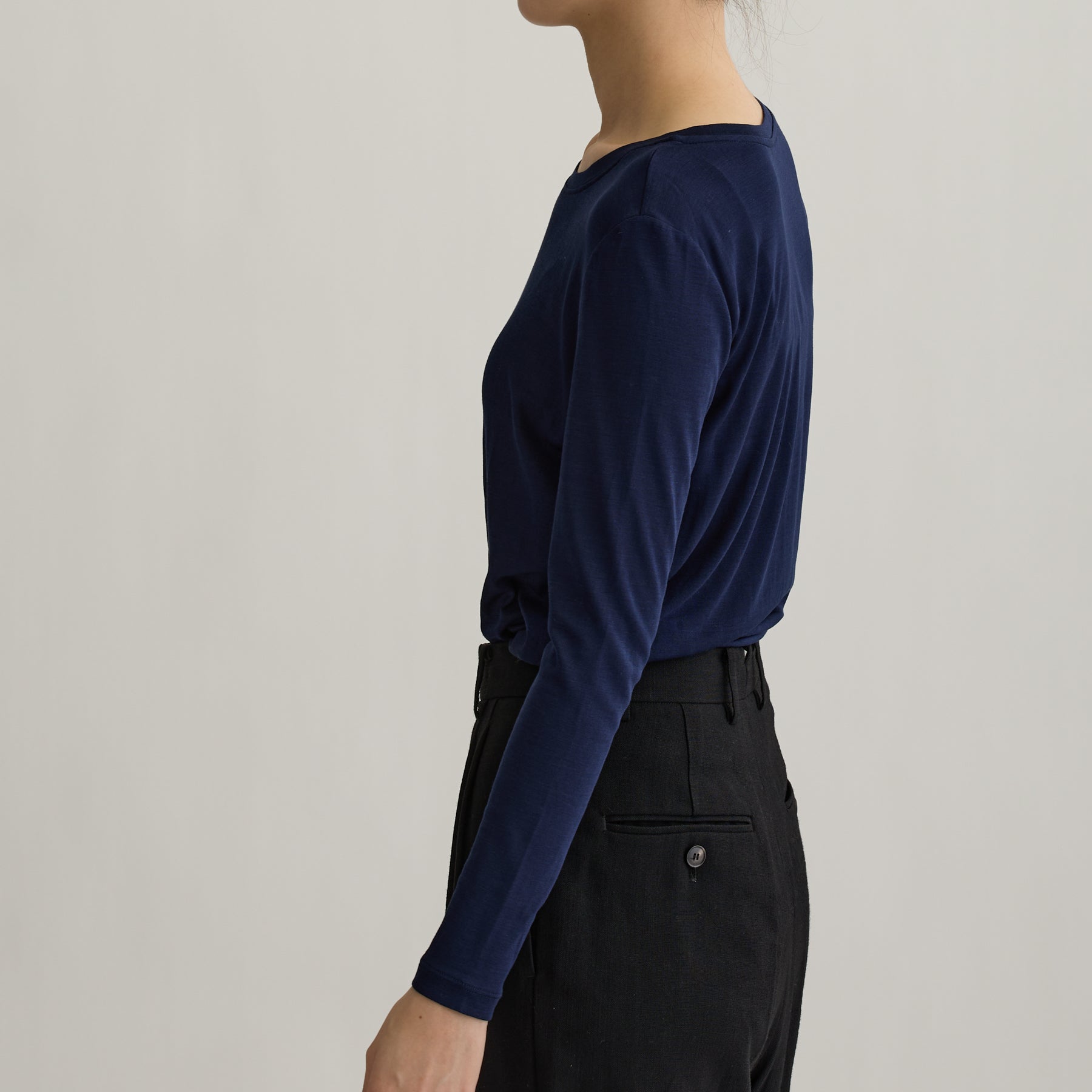 シルク100%長袖カットソー, ネイビーの着用イメージ（横）