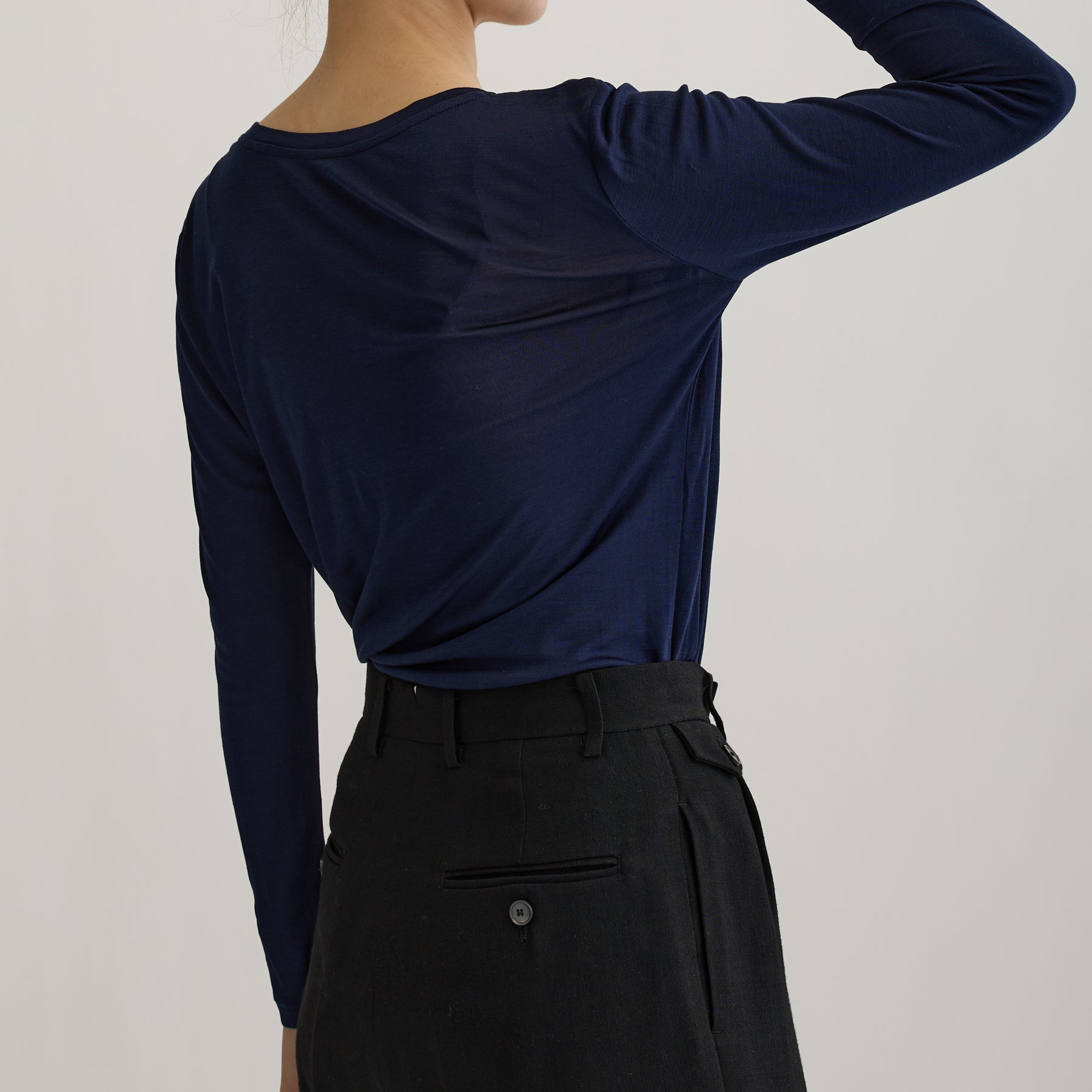 シルク100%長袖カットソー, ネイビーの着用イメージ（後）