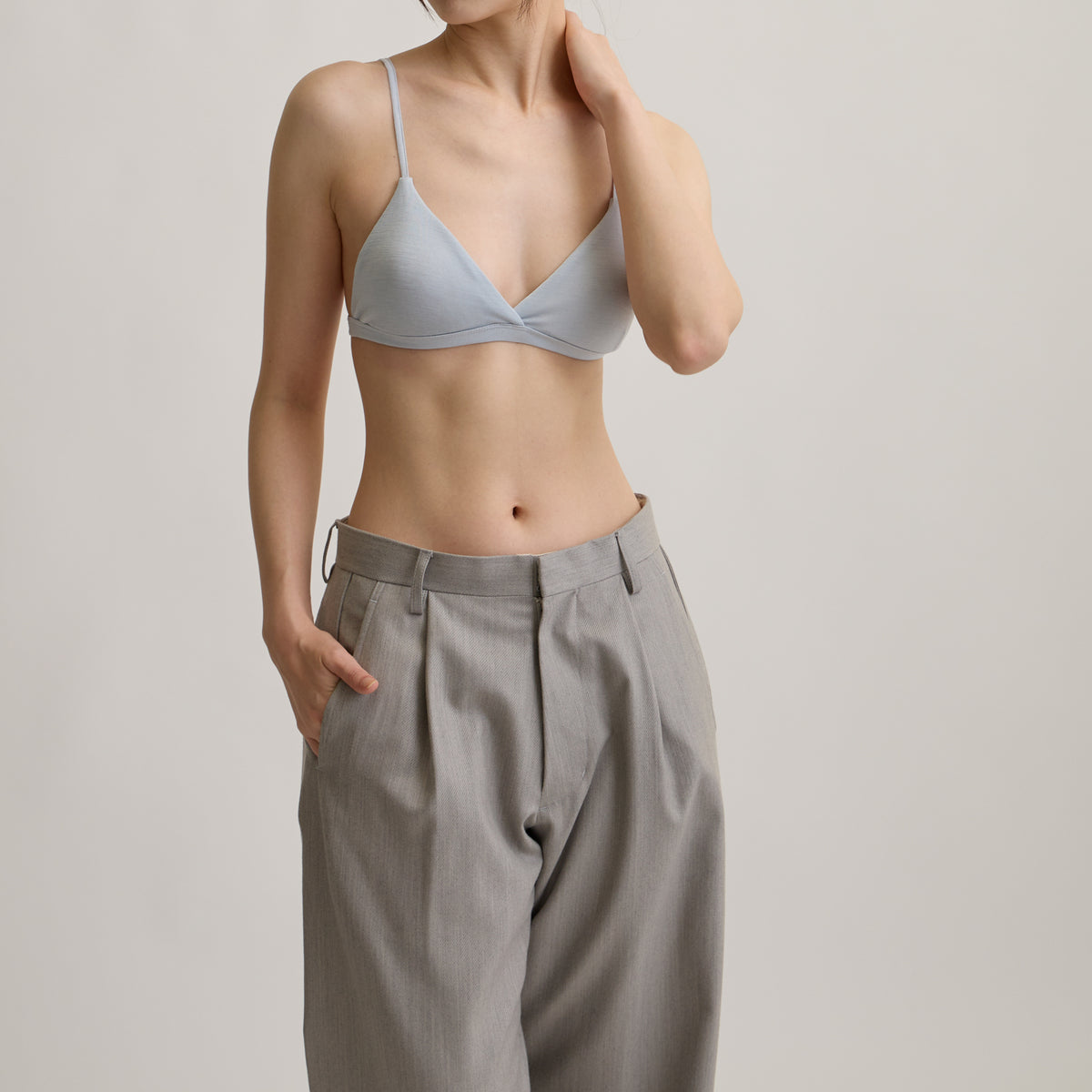 シルク100%ブラレット, パウダーブルーの着用イメージ（前）