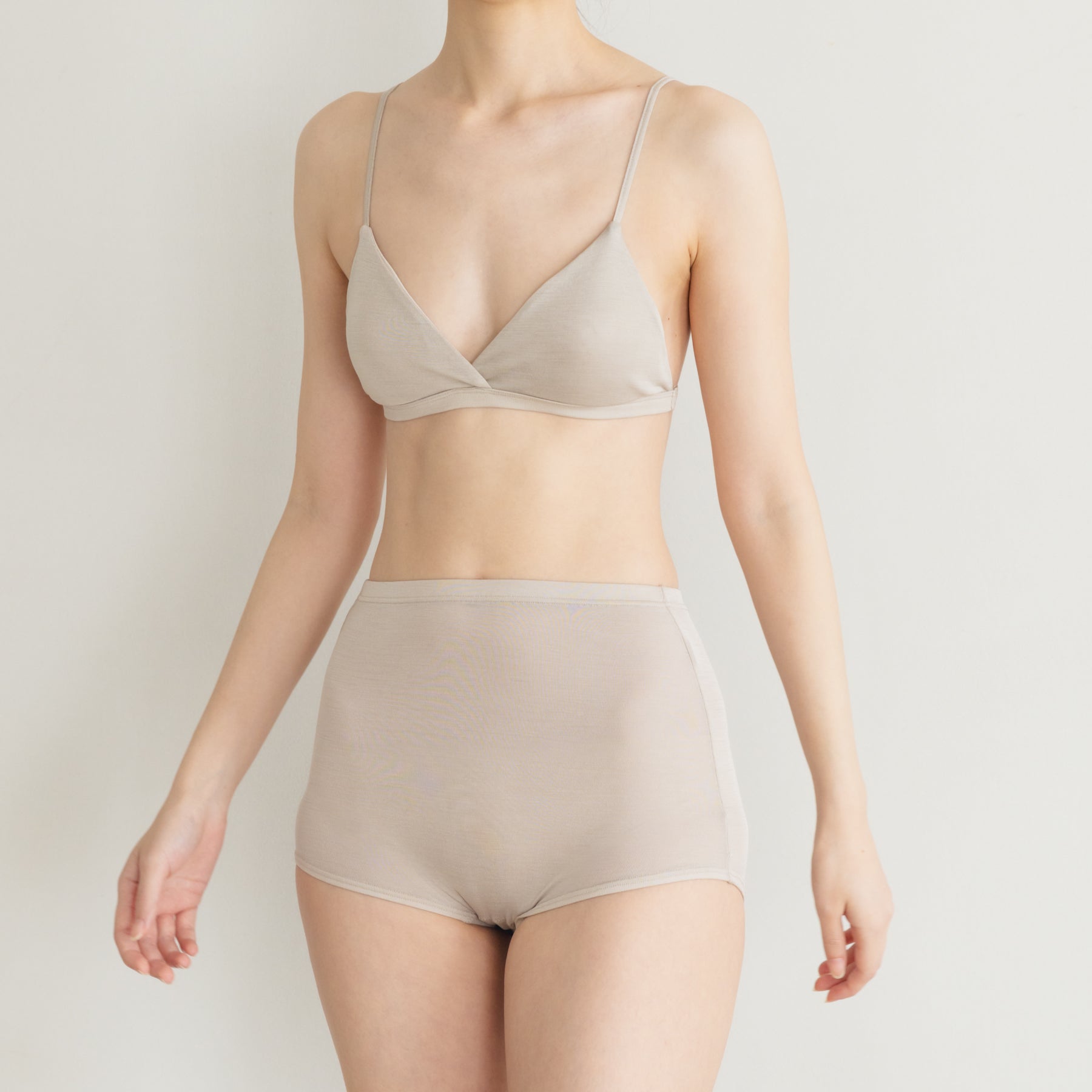シルク100%ブラレットとハイウエストショーツ, オイスターの着用イメージ（斜め前）