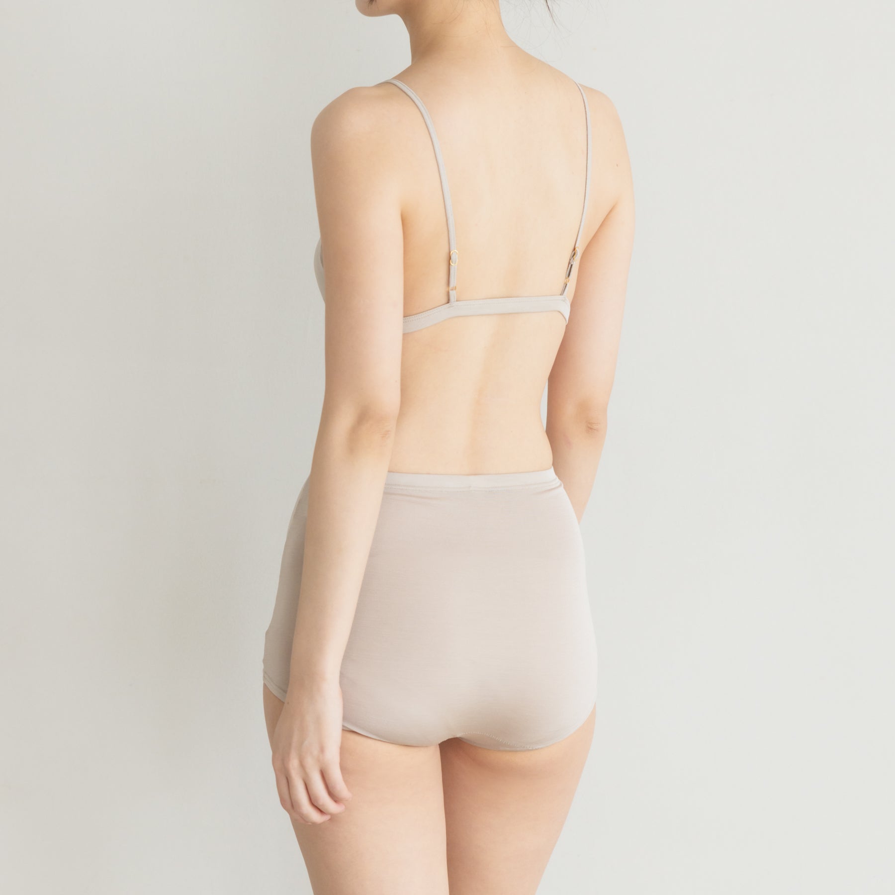 シルク100%ブラレットとハイウエストショーツ, オイスターの着用イメージ（斜め後）