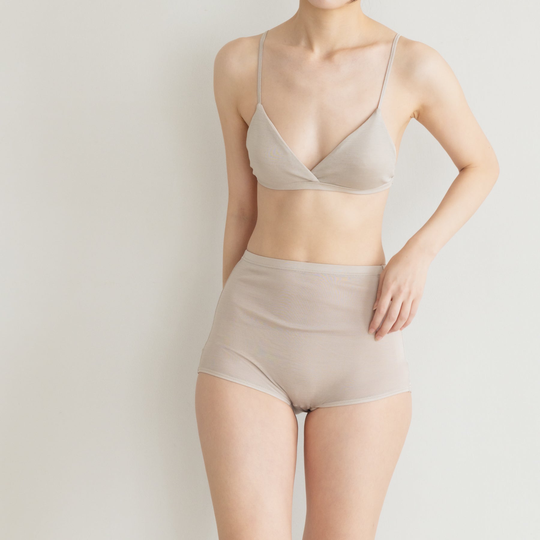 シルク100%ブラレットとハイウエストショーツ, オイスターの着用イメージ（前）