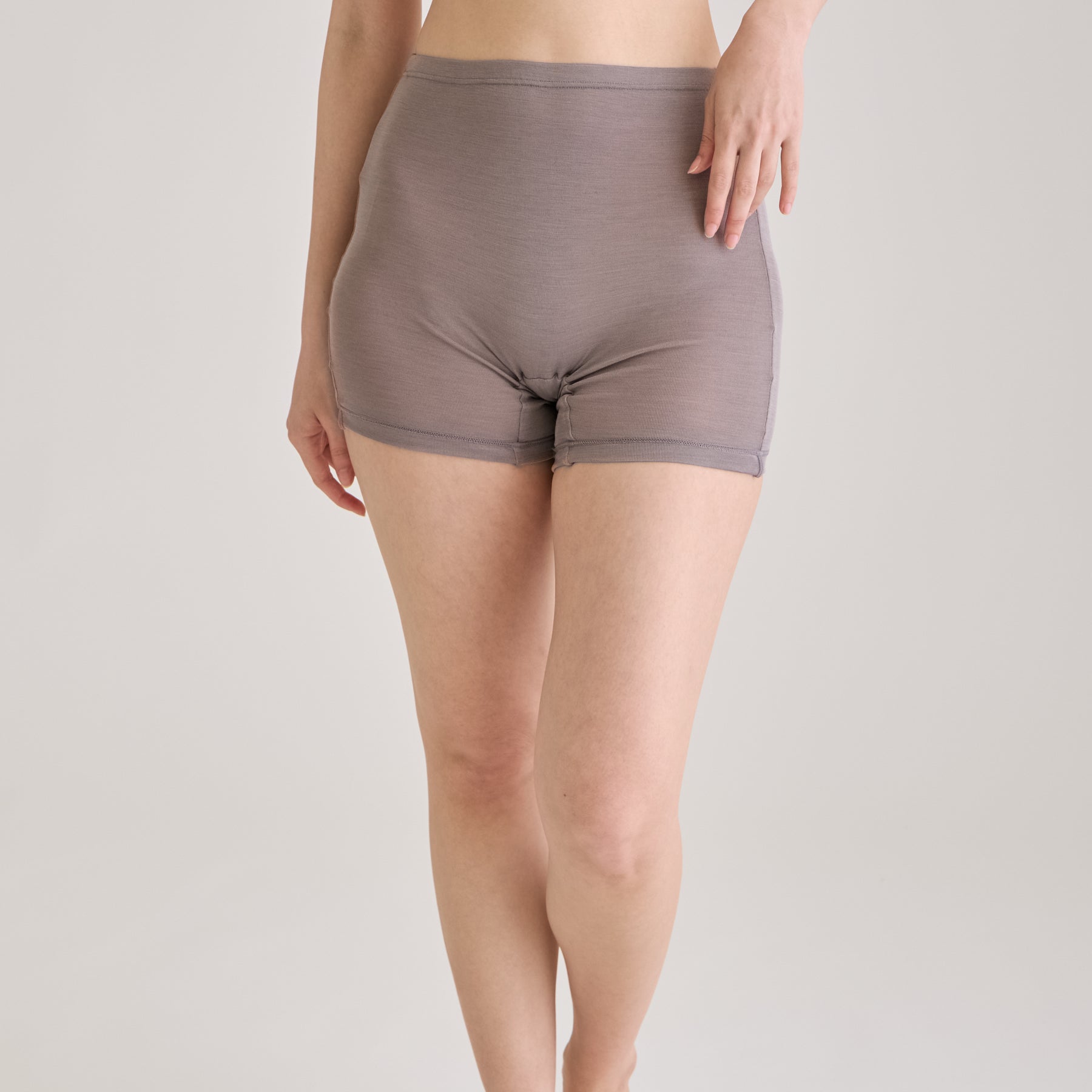 シルク100%ロングショーツ・2分丈レギンス, トープの着用イメージ（前）