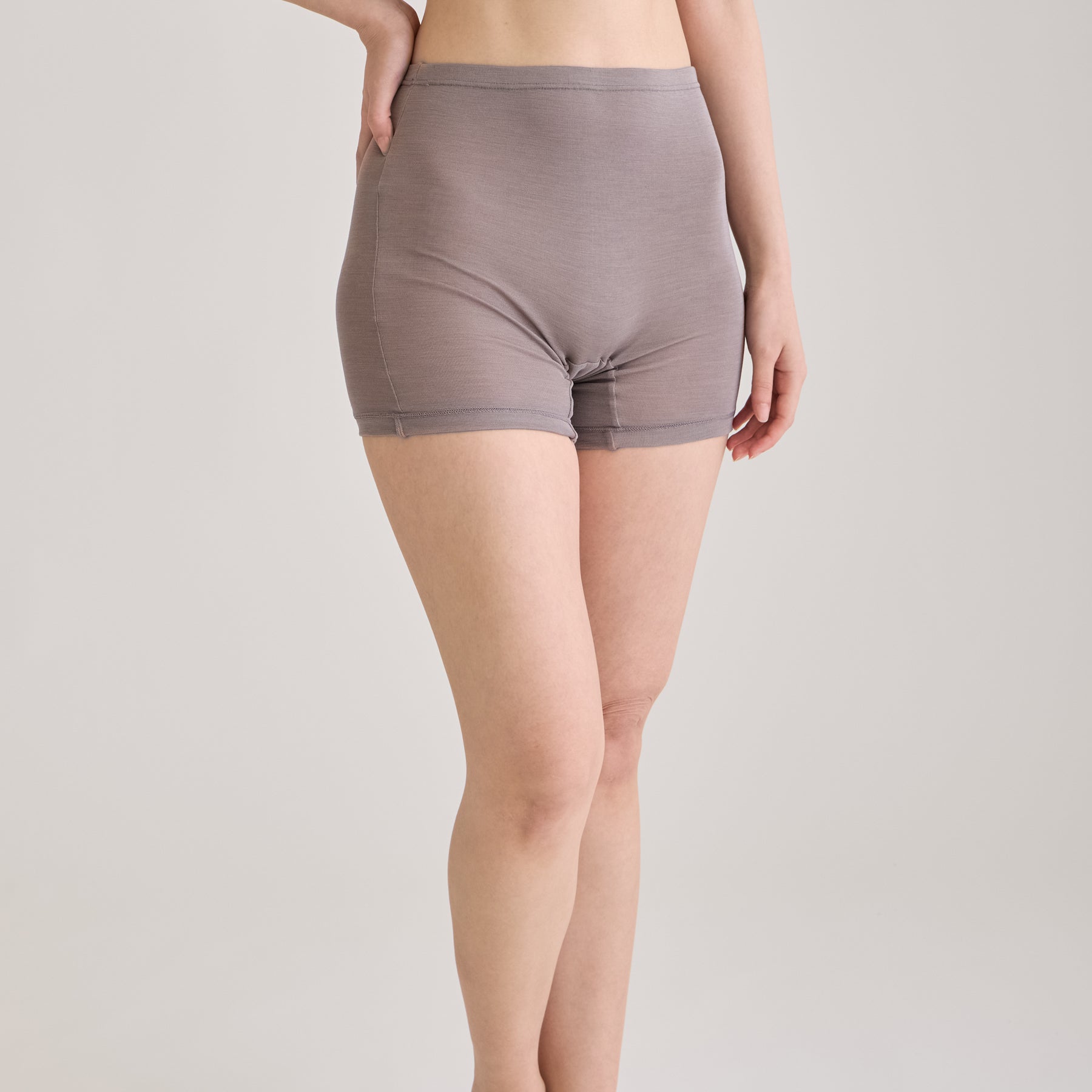 シルク100%ロングショーツ・2分丈レギンス, トープの着用イメージ（斜め前）