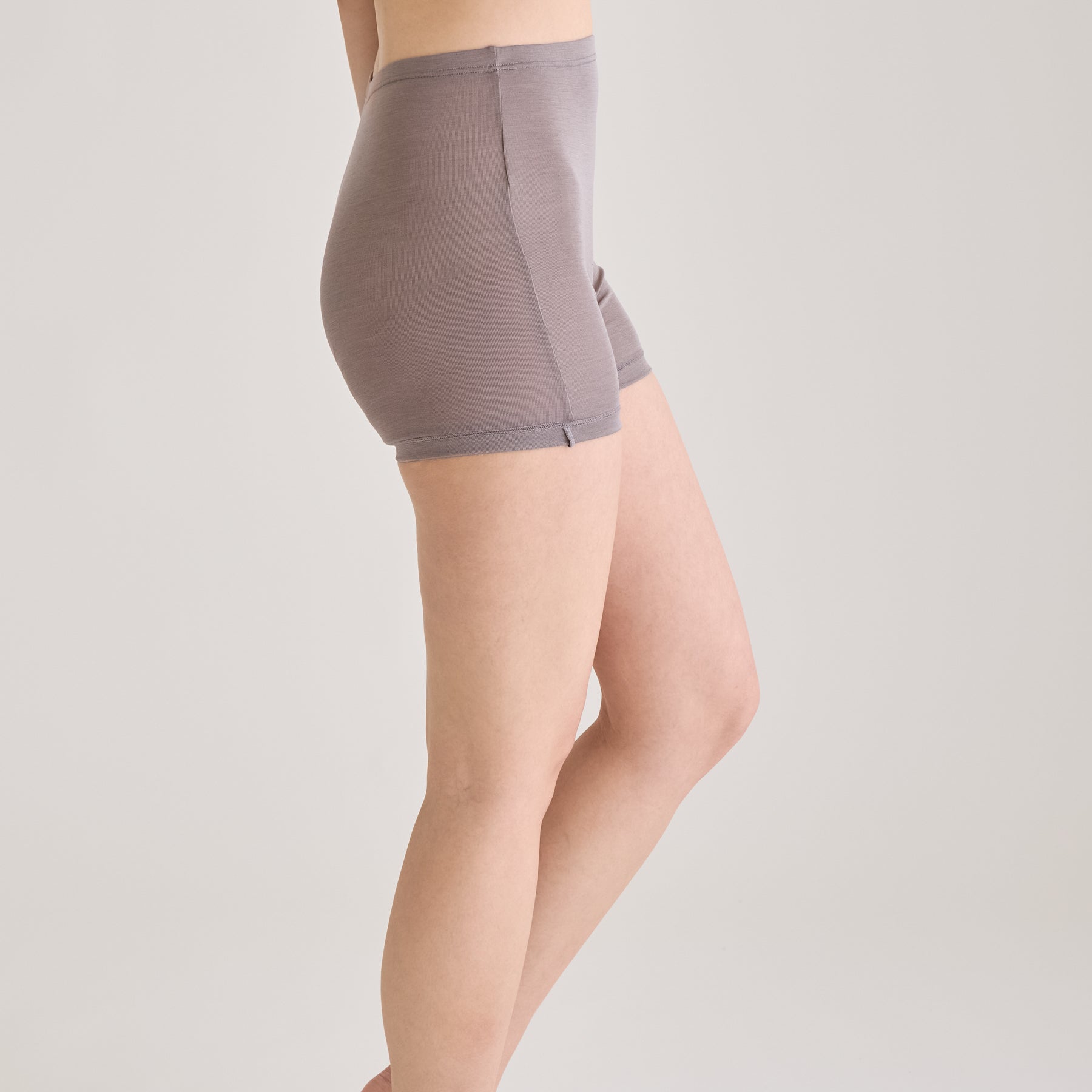 シルク100%ロングショーツ・2分丈レギンス, トープの着用イメージ（横）