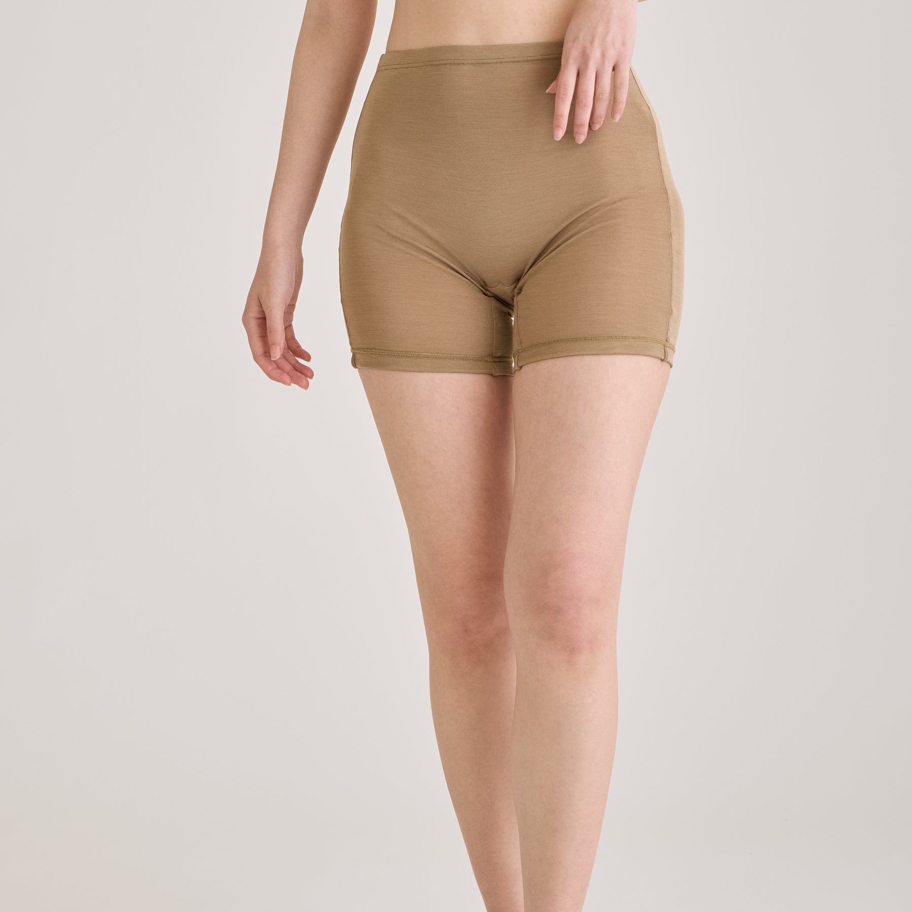 シルク100%ロングショーツ・2分丈レギンス, ゴールドの着用イメージ（斜め前）